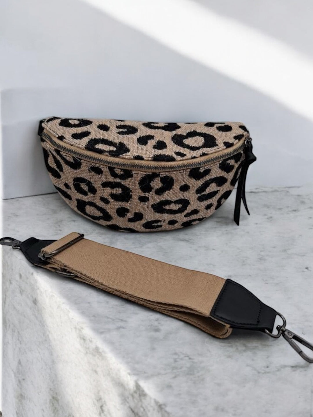 Sac banane une poche en toile de jute léopard noir
