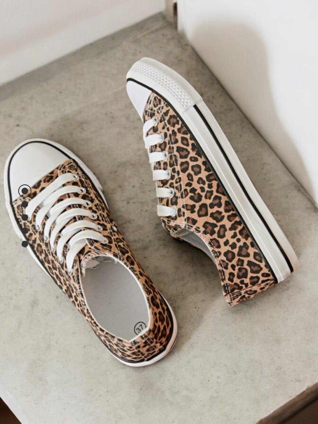 Chaussures baskets basses tissu léopard style converse