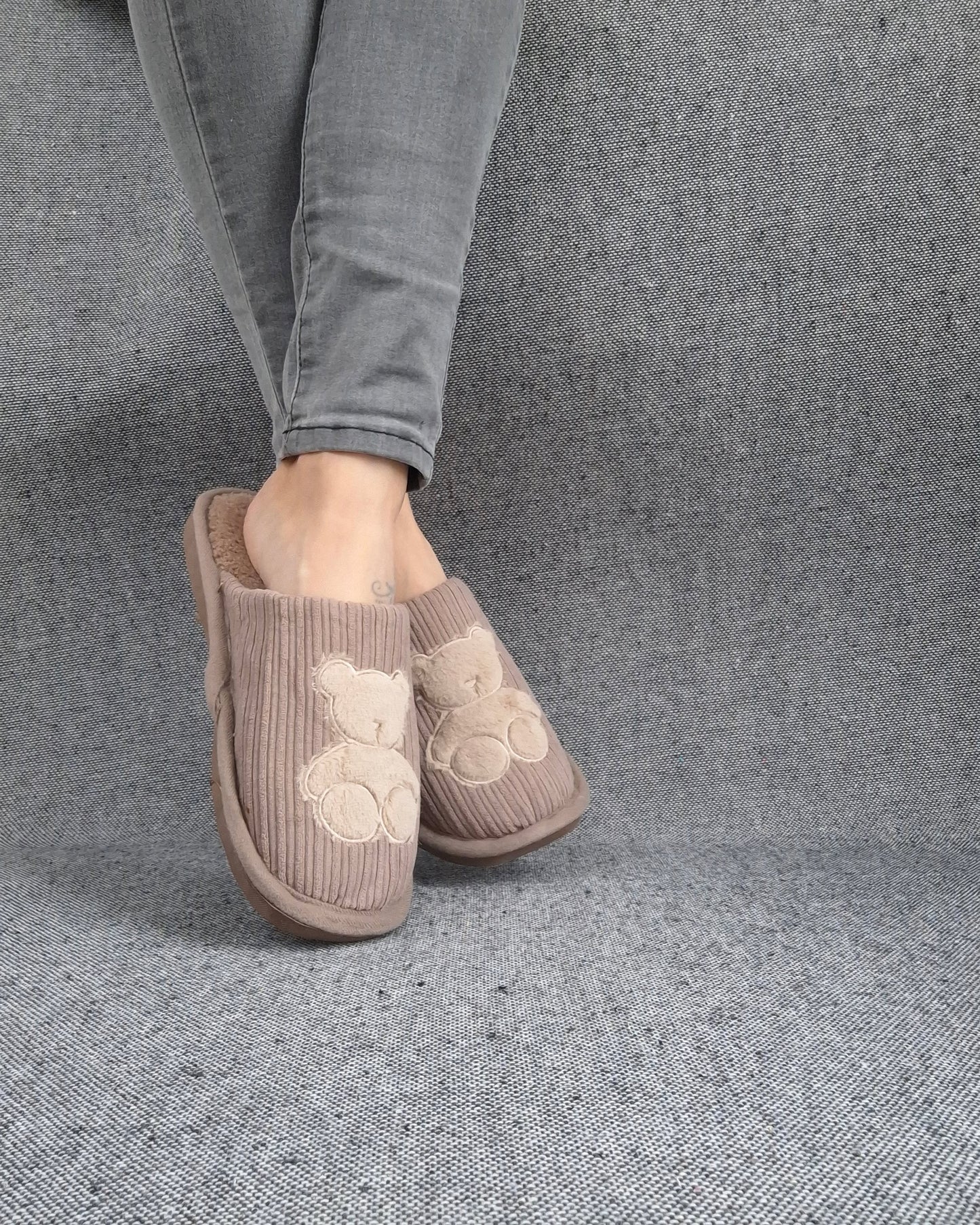 Chaussons fourrés marron en tissu avec motif ours