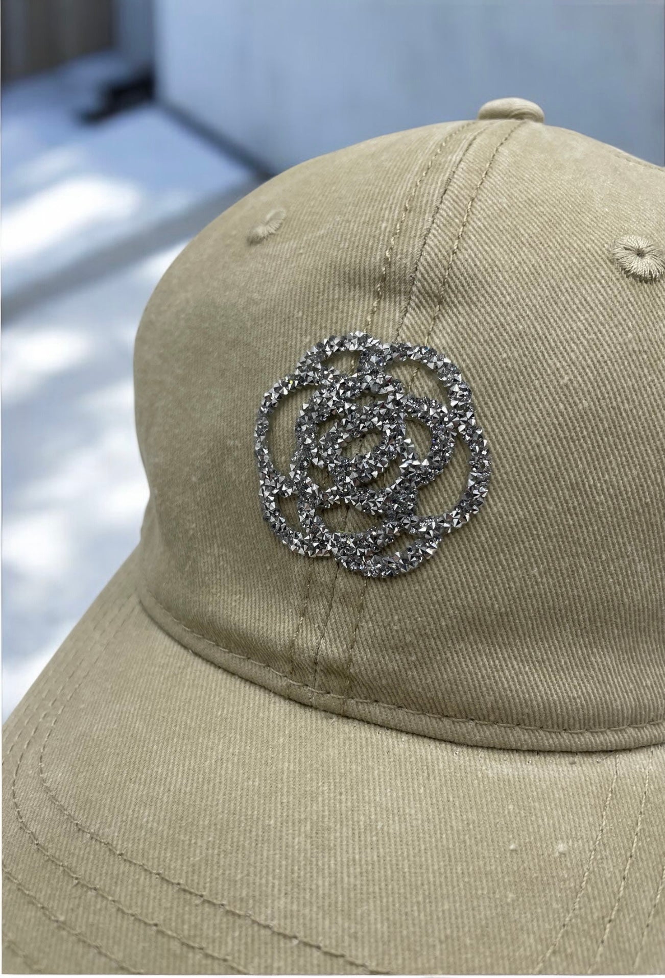 Casquette en coton beige avec logo en strass