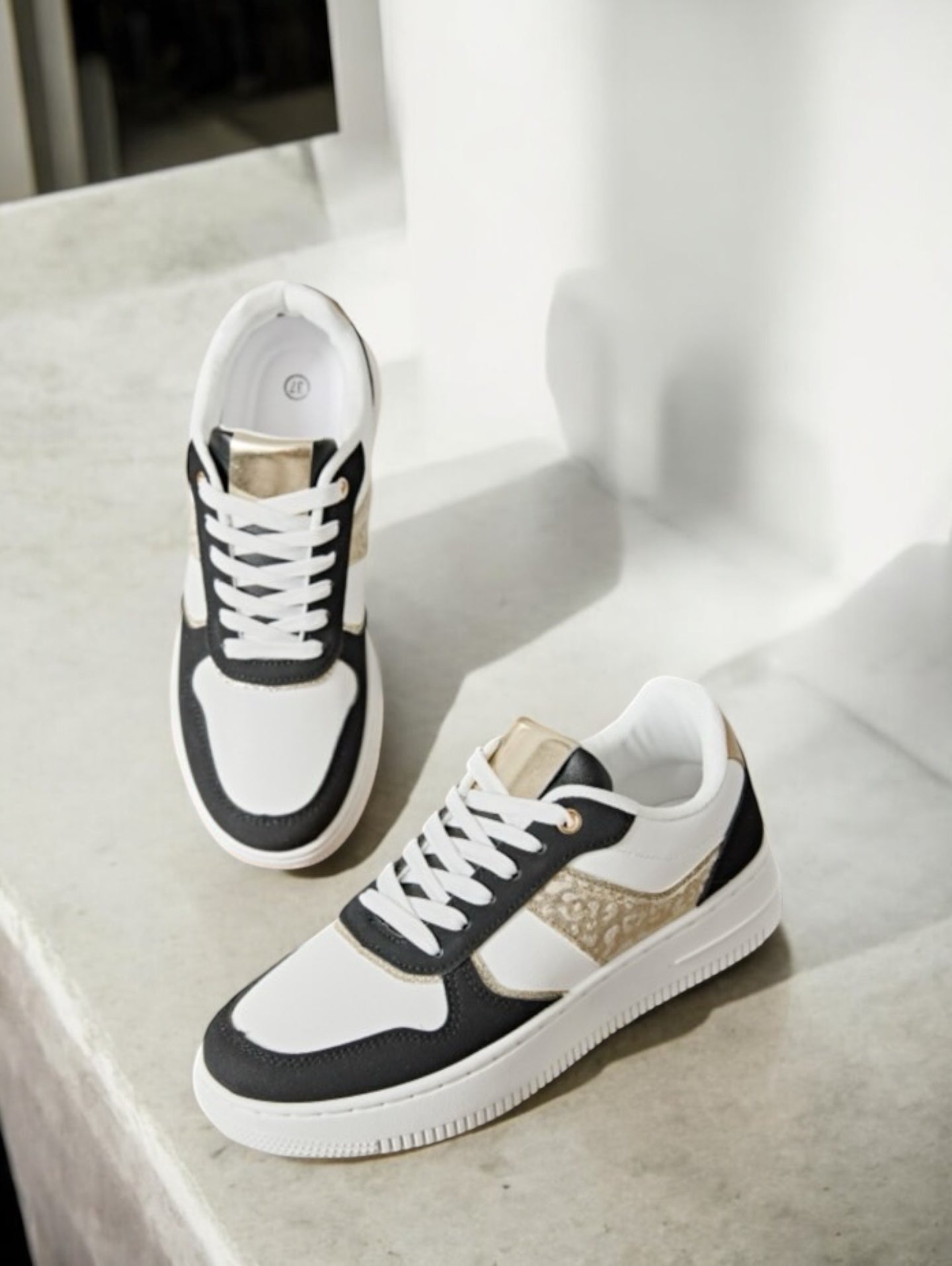 Chaussures baskets blanches et noirs details dorés style sneakers