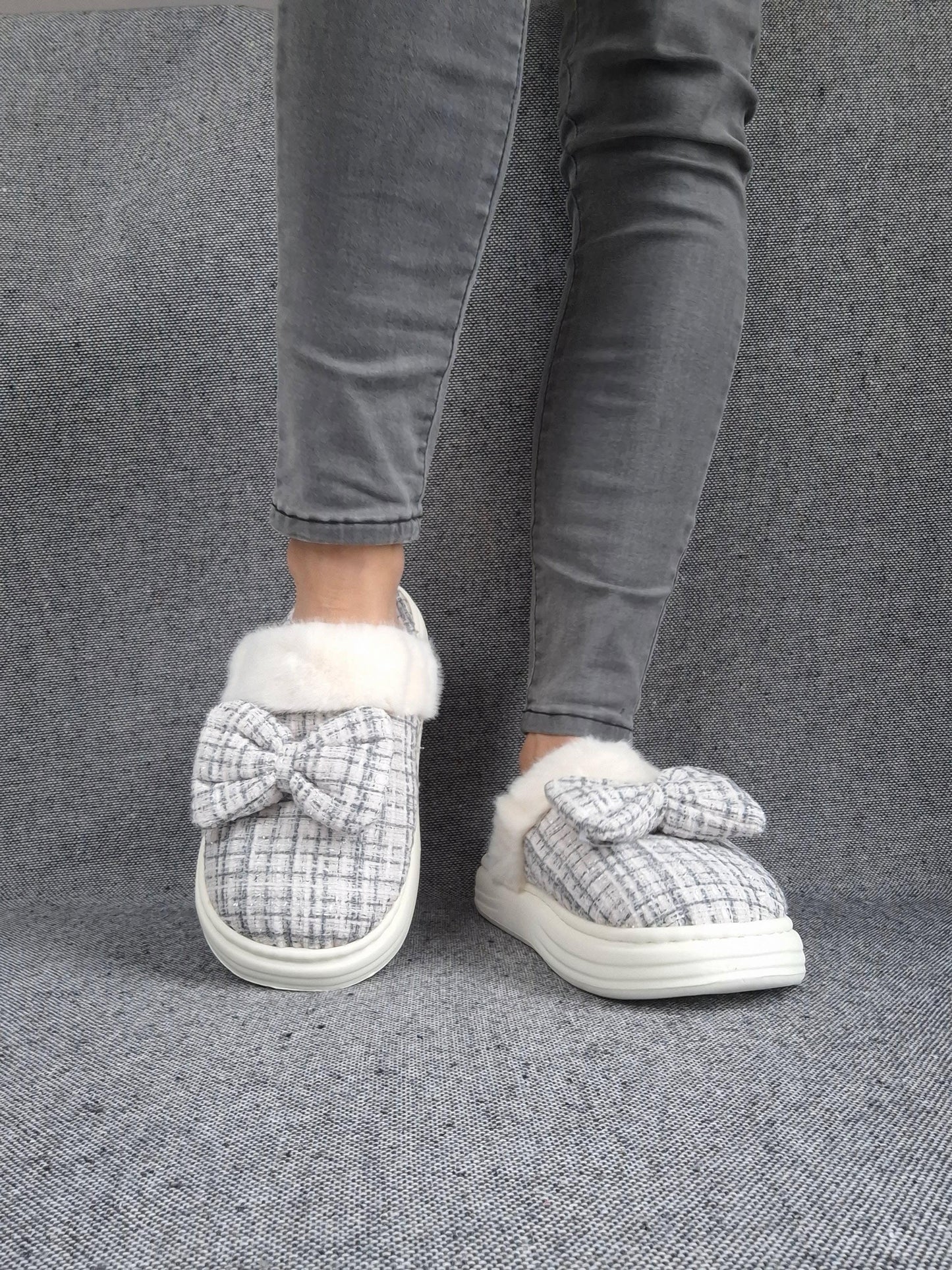 Chaussons fourrés bleu et blanc en tissu à carreaux avec noeud