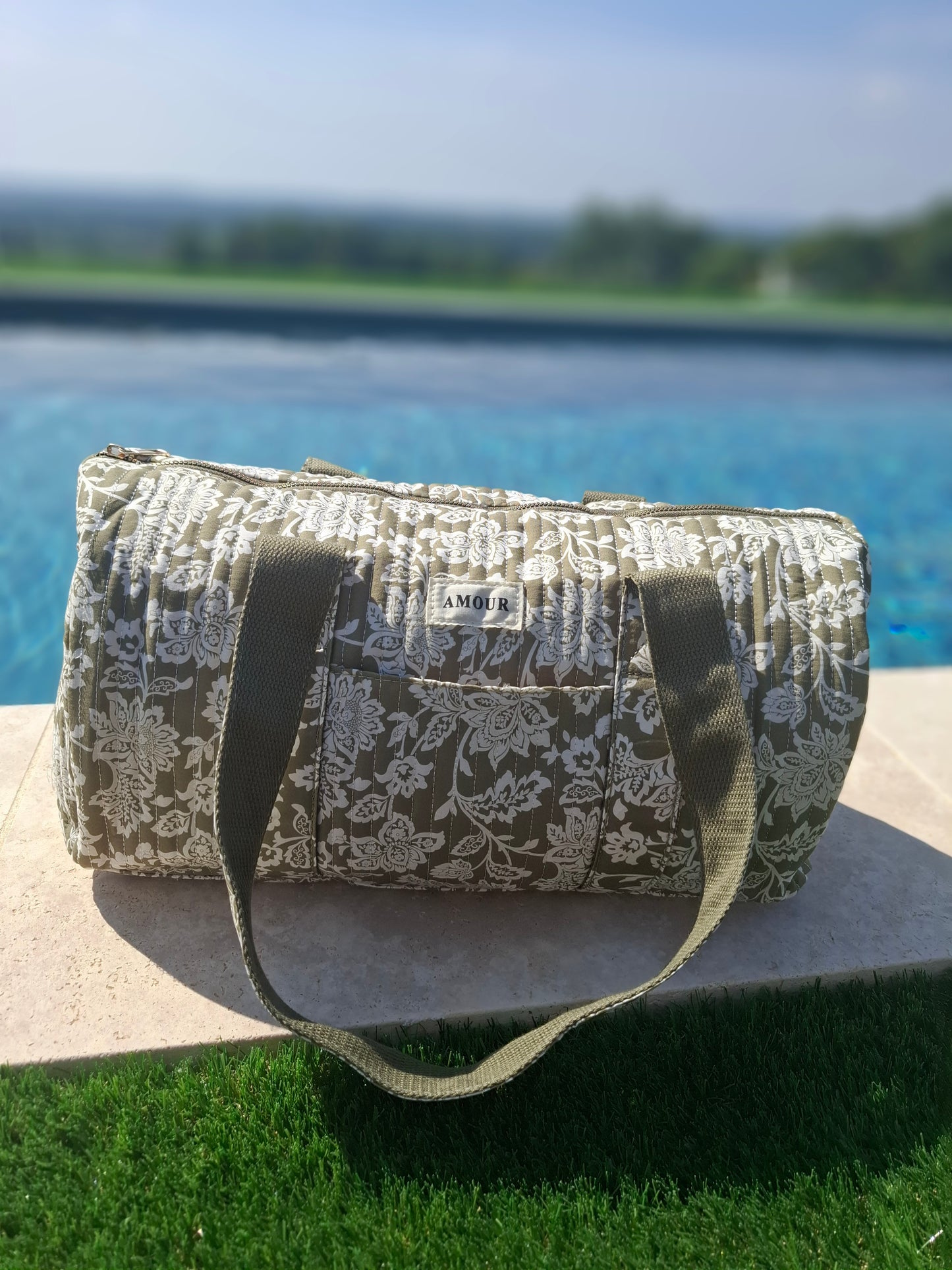 Sac polochon en coton matelassé liberty toile de jouy fleuri vert kaki et blanc