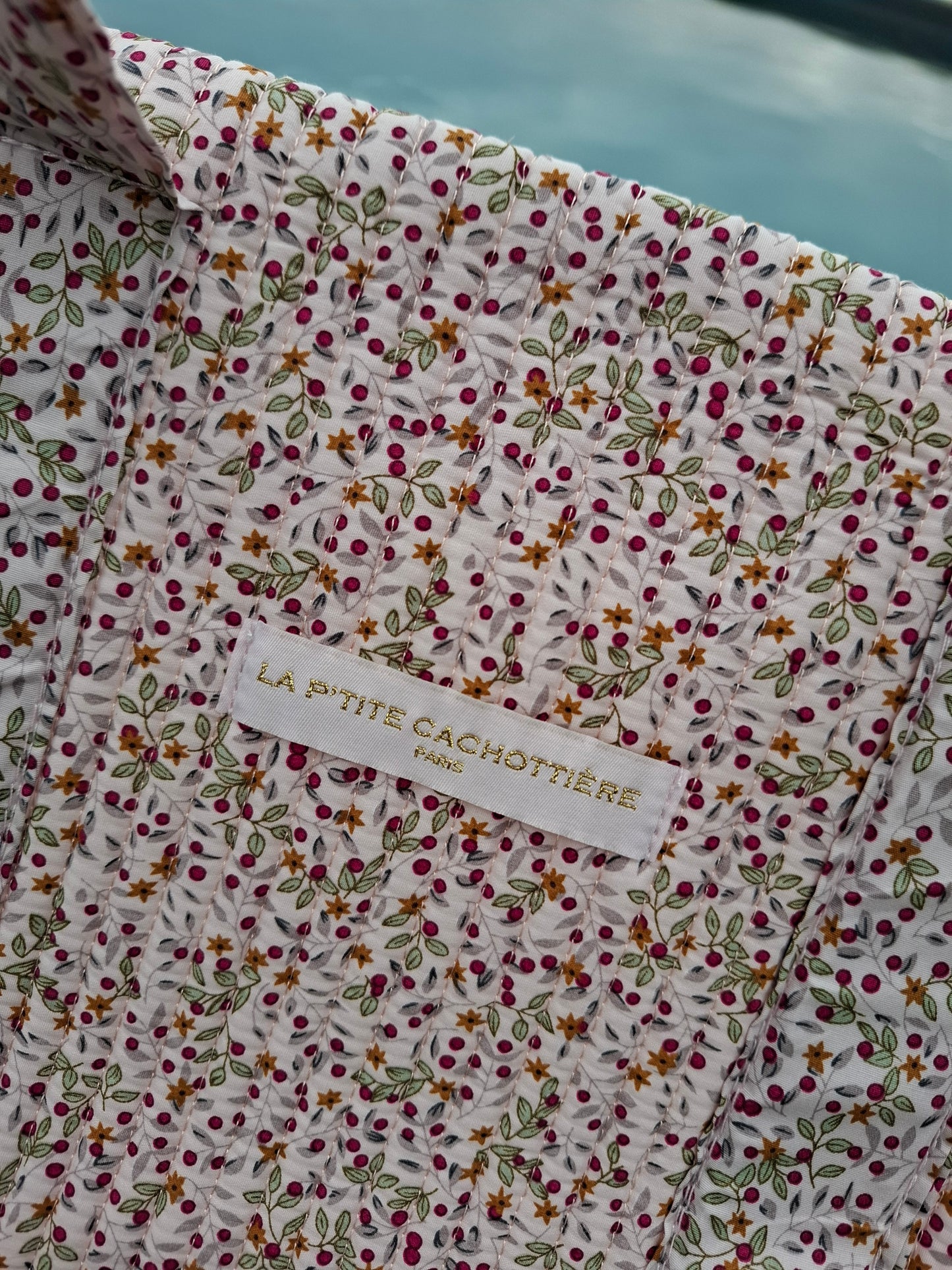 Sac week-end polochon en coton matelassé rose pâle liberty motifs cerises