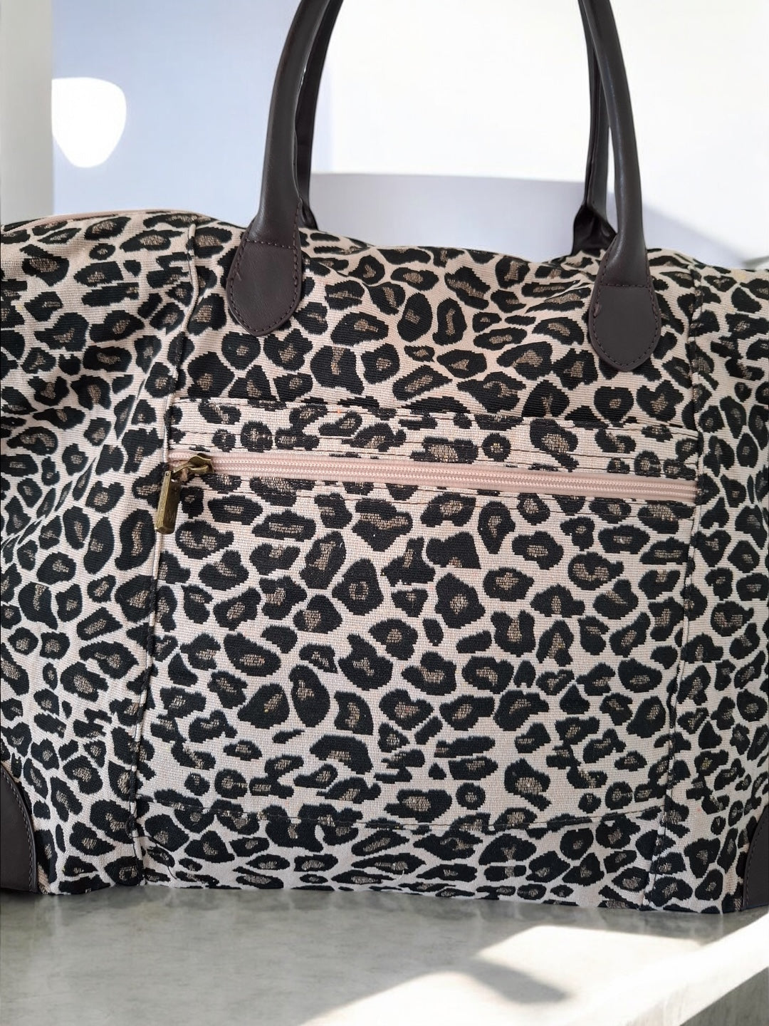 Grand sac porté épaule imprimé léopard camel noir