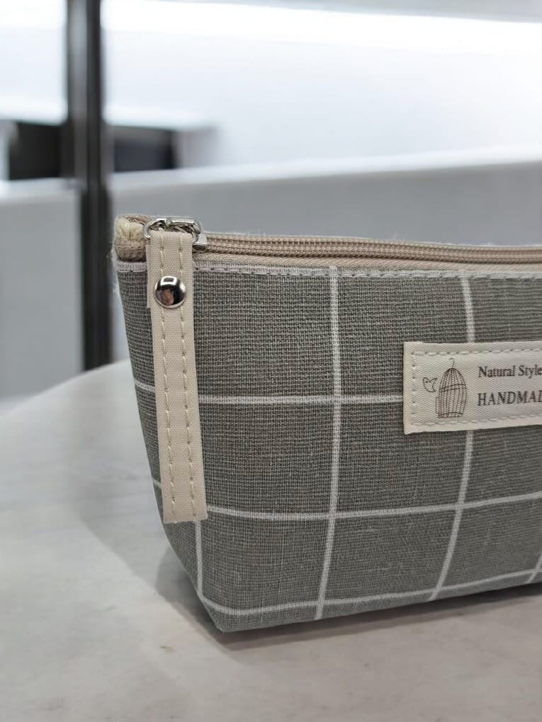 Trousse en coton motif à carreaux blancs sur un fond gris