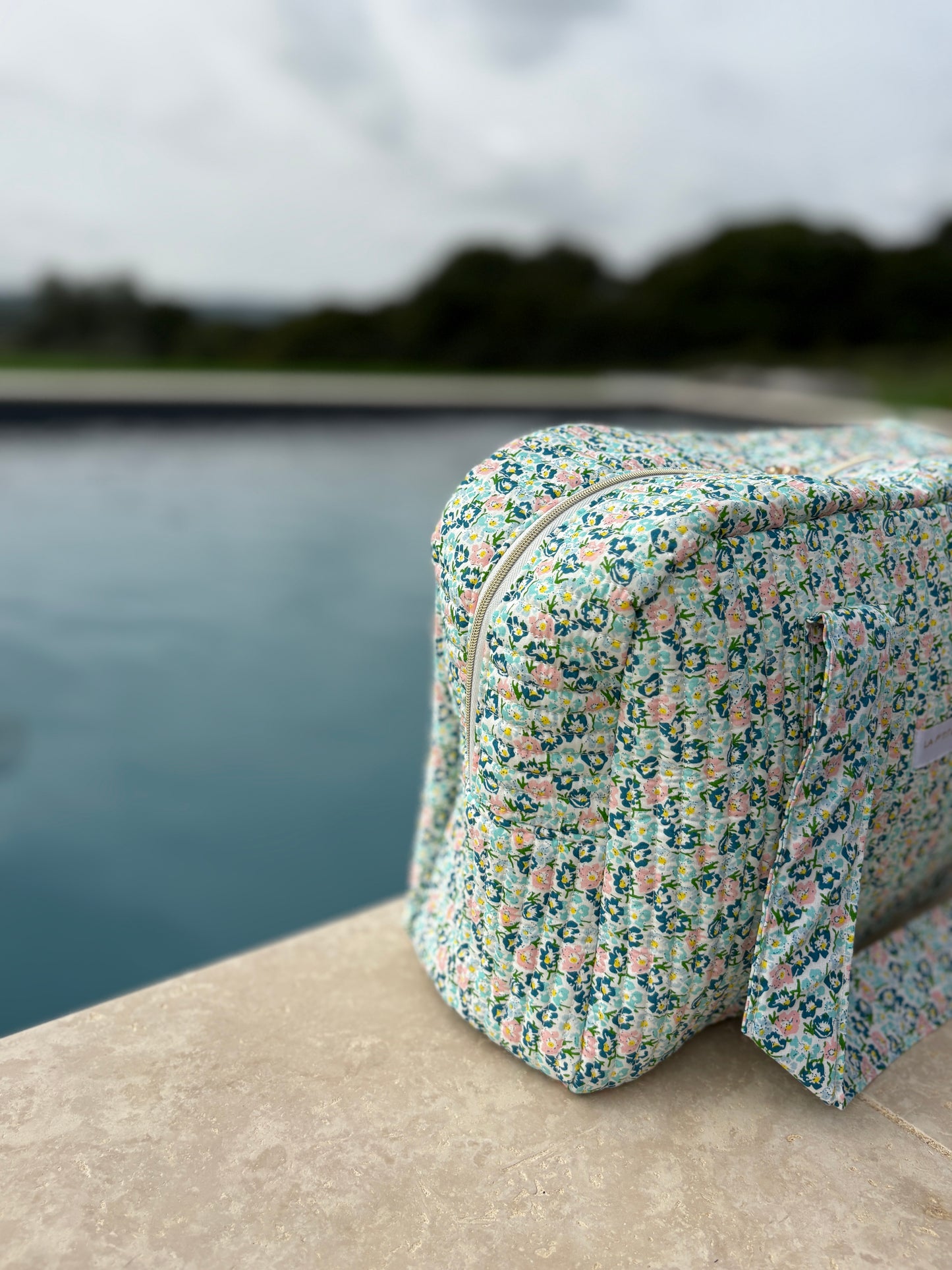 Sac week-end polochon en coton matelassé liberty fleuri bleu turquoise et touches orange