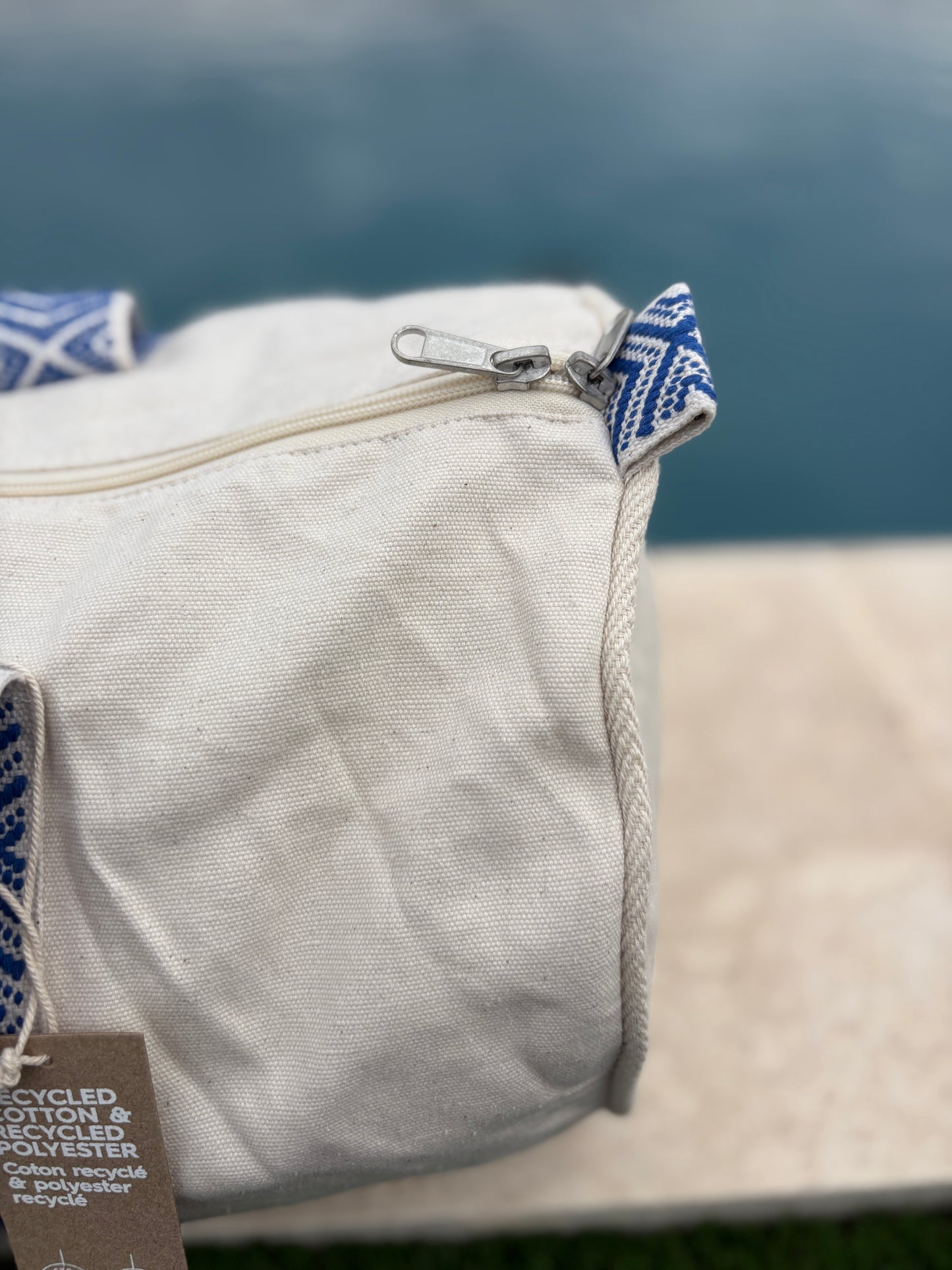 Sac polochon en coton tissu beige avec poignées motifs géométriques en bleu et blanc