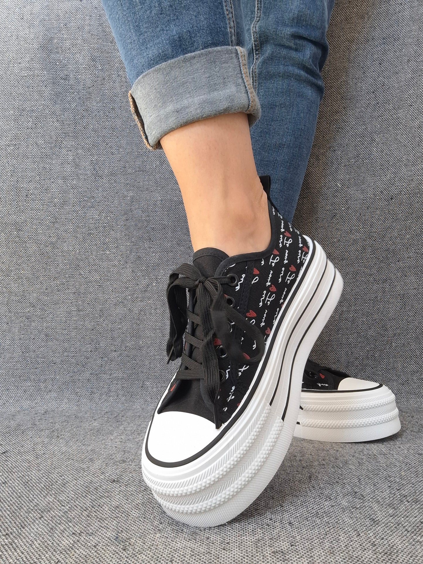 Chaussures baskets basses compensées tissu noir avec inscription “je vous aime”