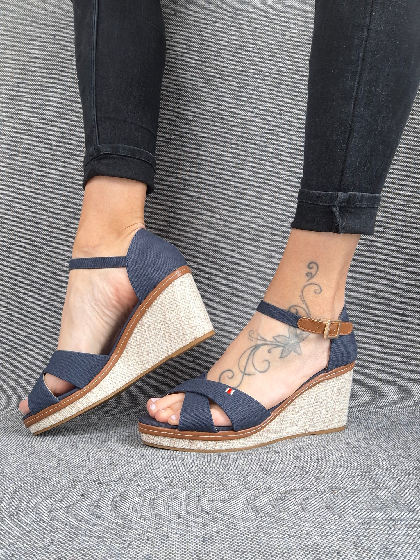 Chaussures sandales compensées tissu à lanières bleu marine semelle beige