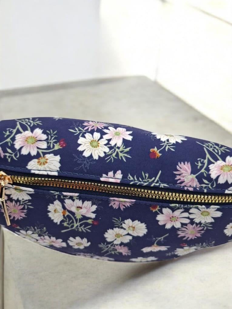 Sac banane en tissu bleu marine motifs fleuris blanc et rose