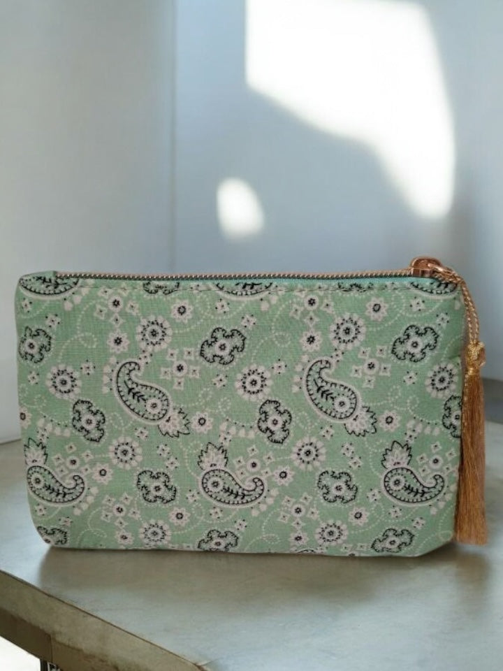 Pochette en tissu vert motifs bandana “Chance”