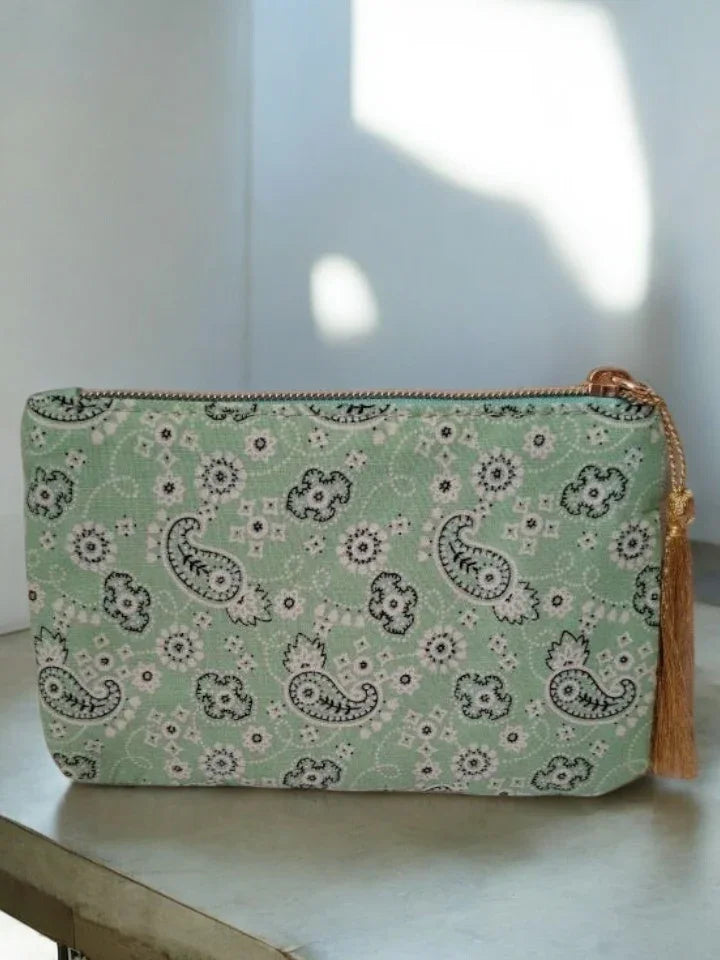 Pochette en tissu vert motifs bandana “Chance”