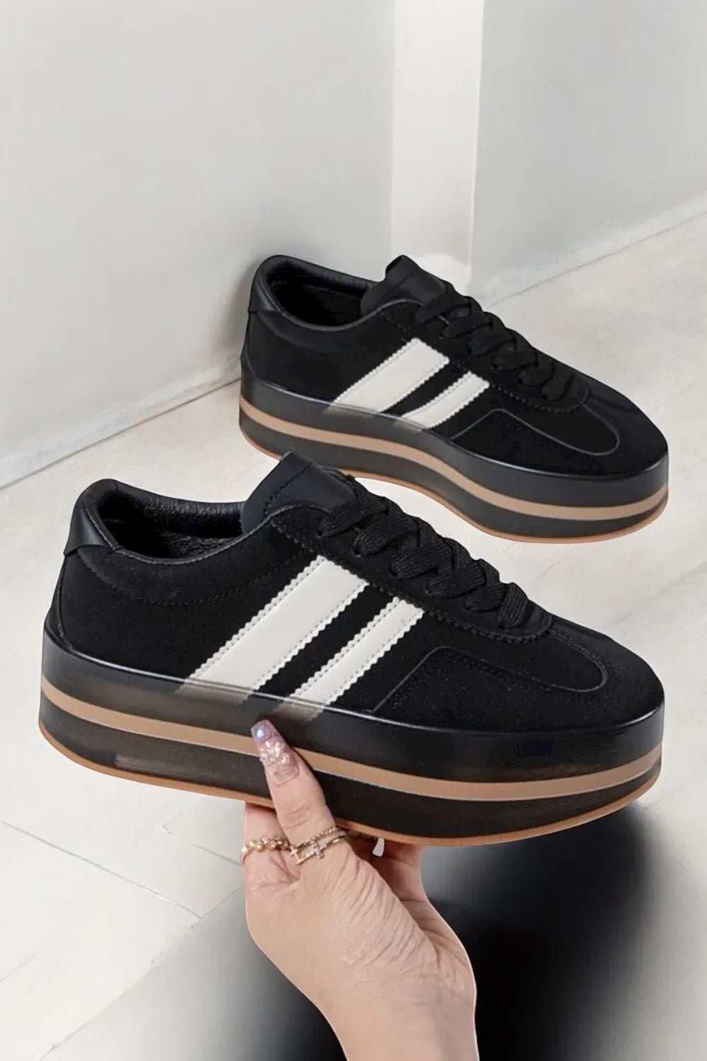 Chaussures baskets basses compensées noir avec bandes blanches style sneakers campus