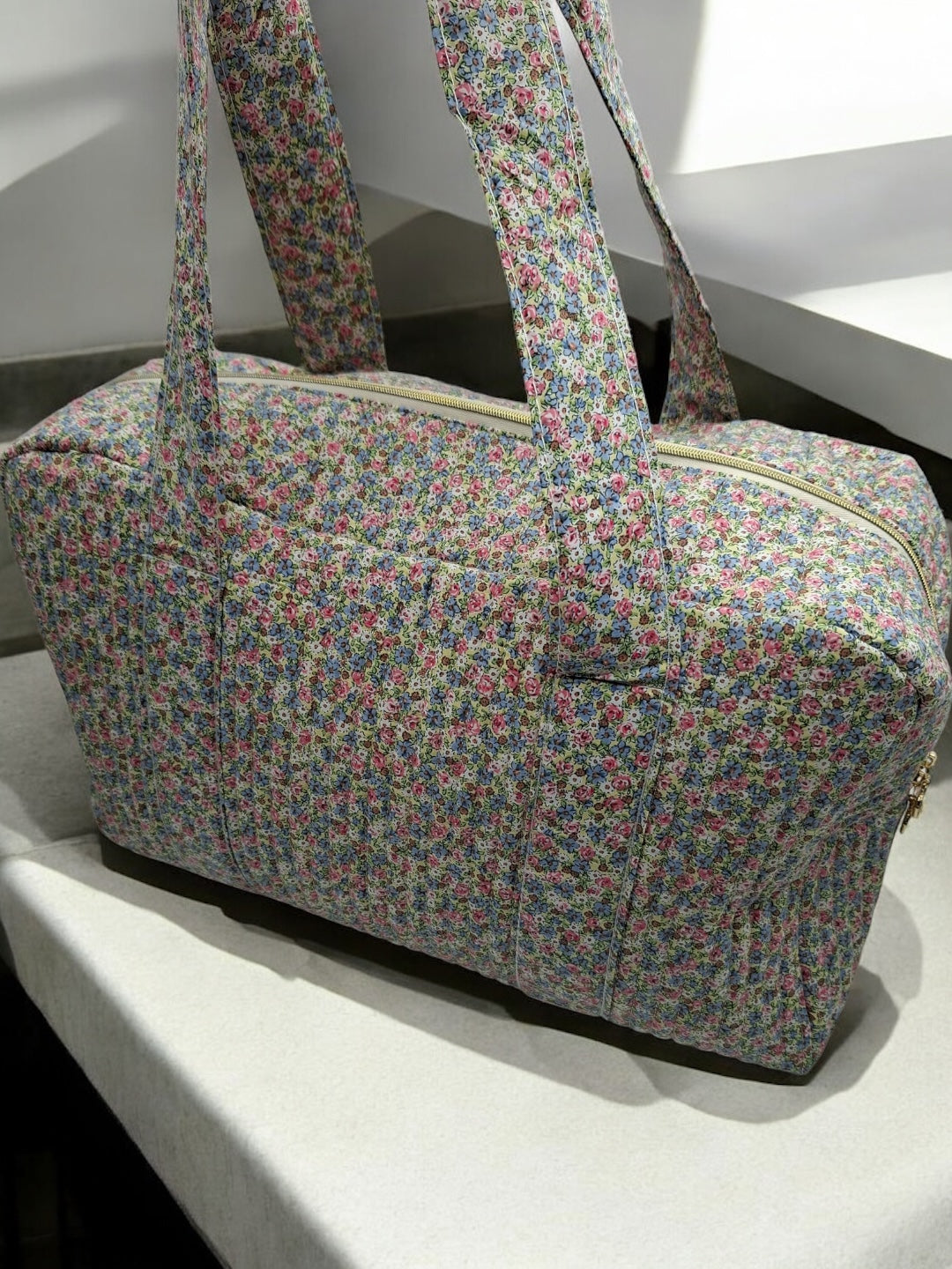 Sac week-end polochon en coton matelassé multicolore liberty fleuri rose bleu et blanc