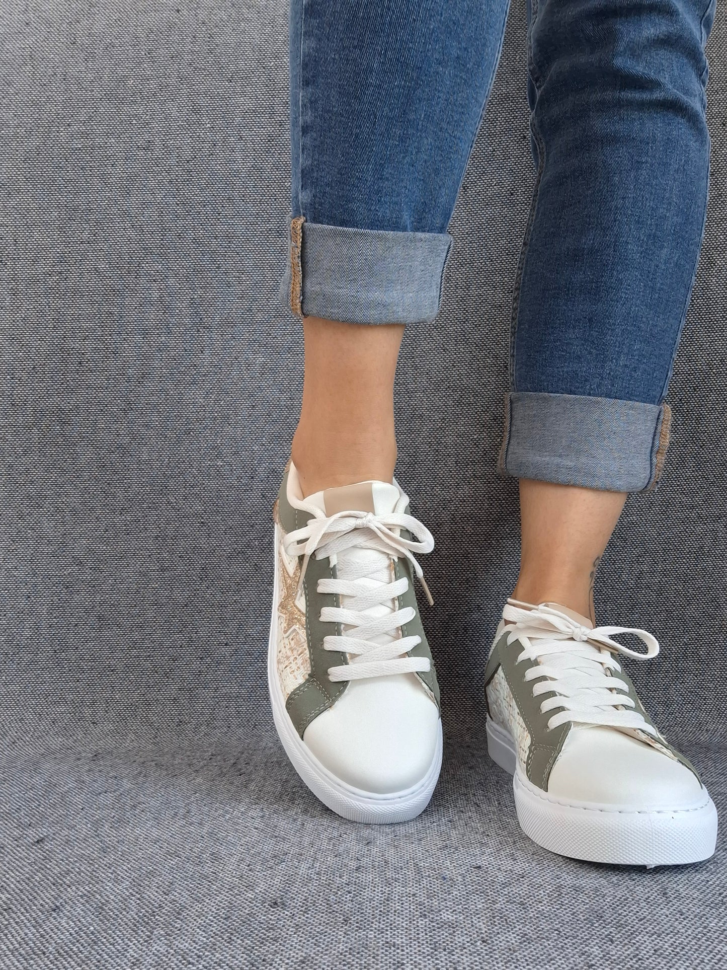Chaussures baskets blanches kaki motif étoile style sneakers