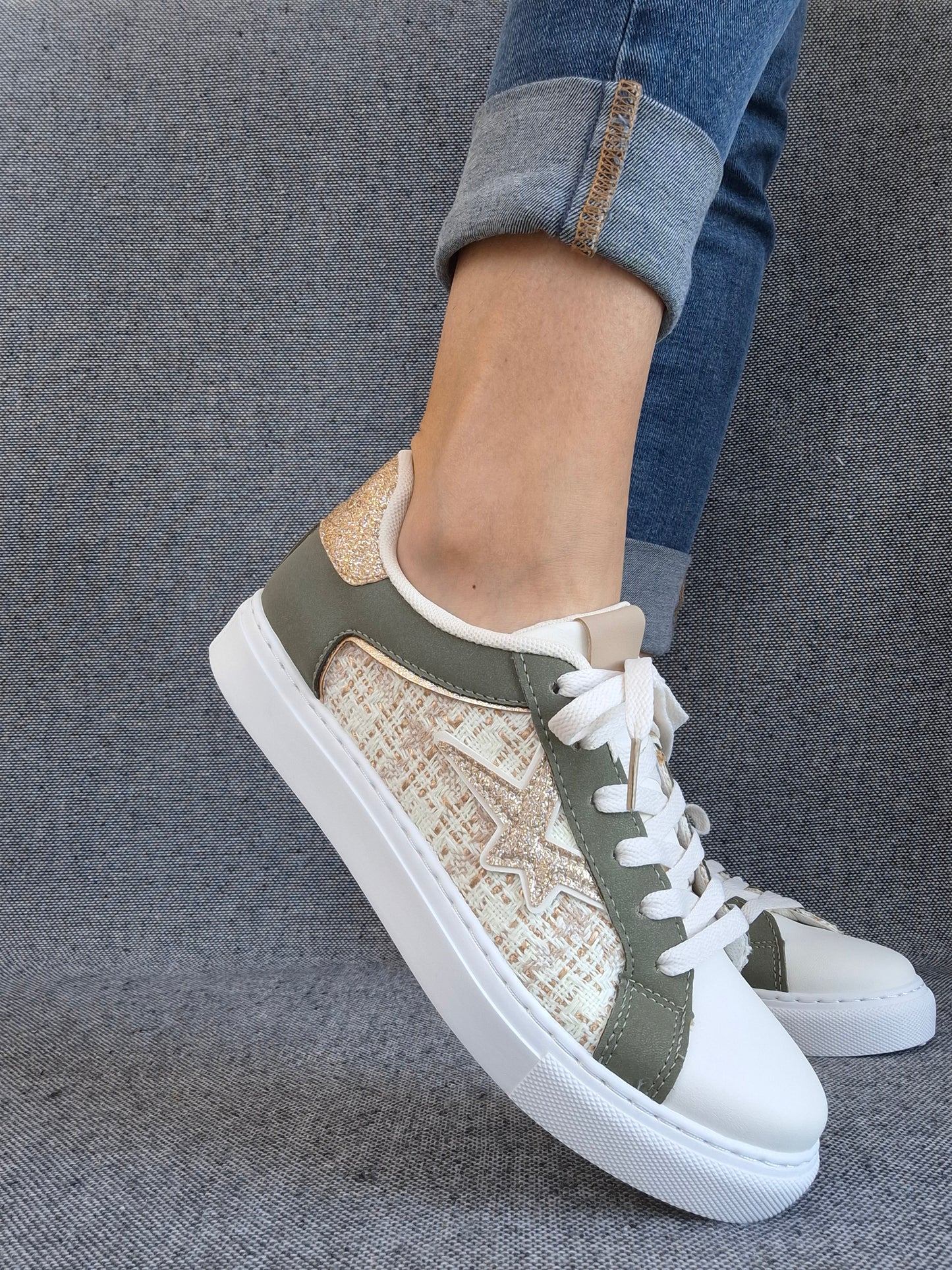 Chaussures baskets blanches kaki motif étoile style sneakers