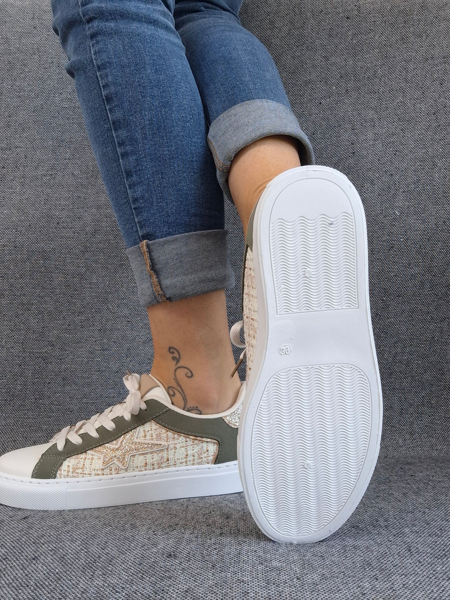 Chaussures baskets blanches kaki motif étoile style sneakers