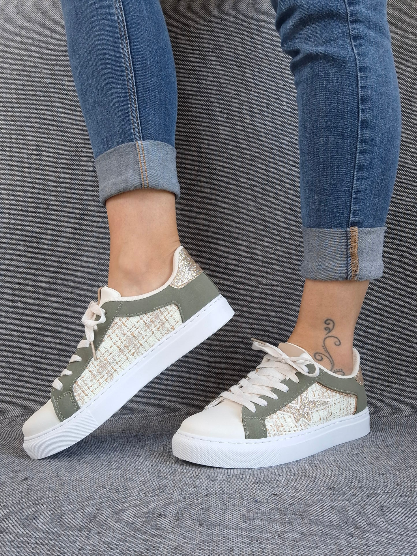 Chaussures baskets blanches kaki motif étoile style sneakers