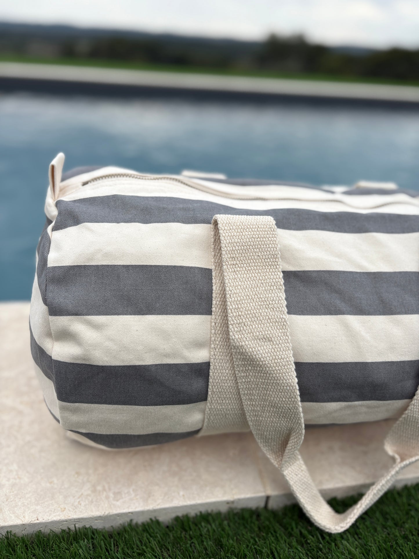Sac polochon en coton rayé gris et blanc