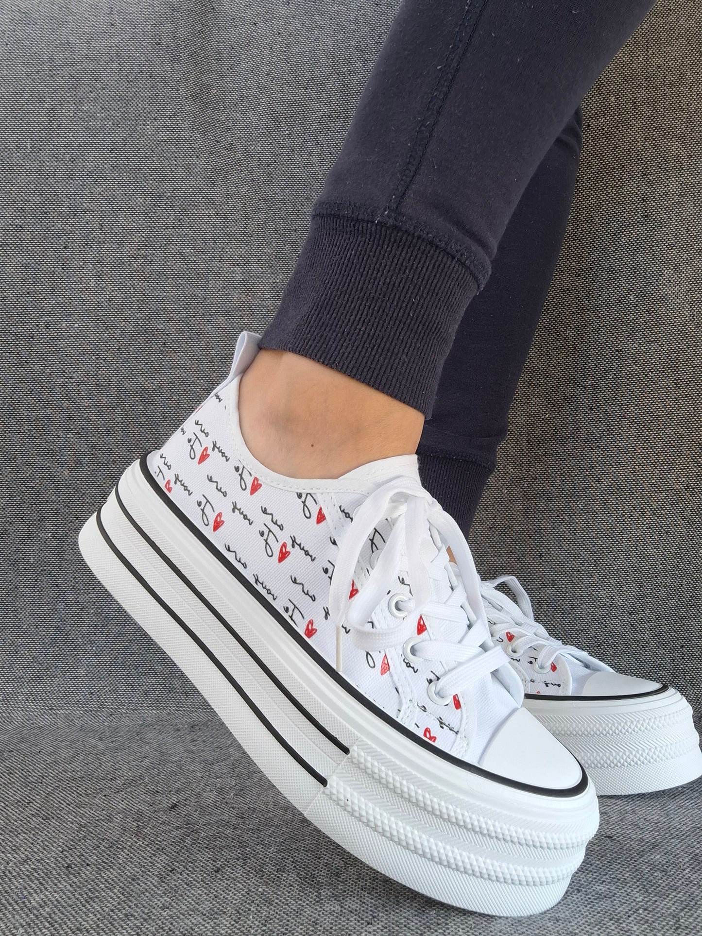 Chaussures baskets basses compensées tissu blanc avec inscription “je vous aime”