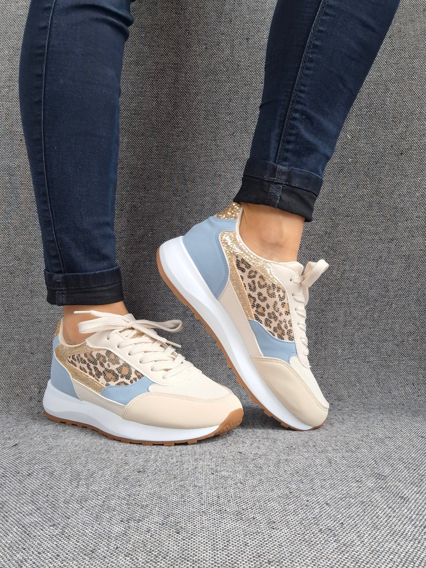Chaussures baskets bleu clair et blanc avec un motif léopard style sneakers