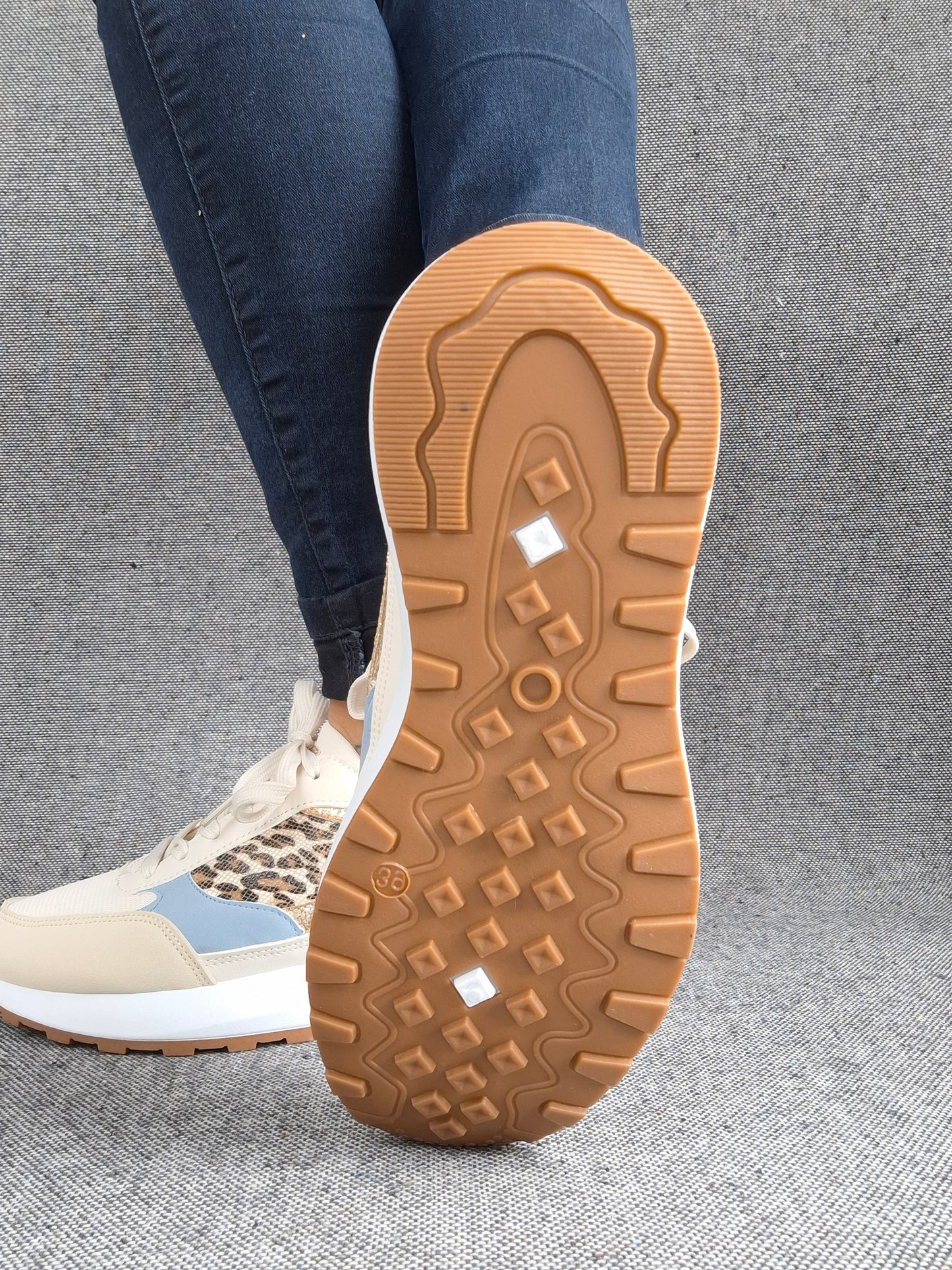 Chaussures baskets bleu clair et blanc avec un motif léopard style sneakers