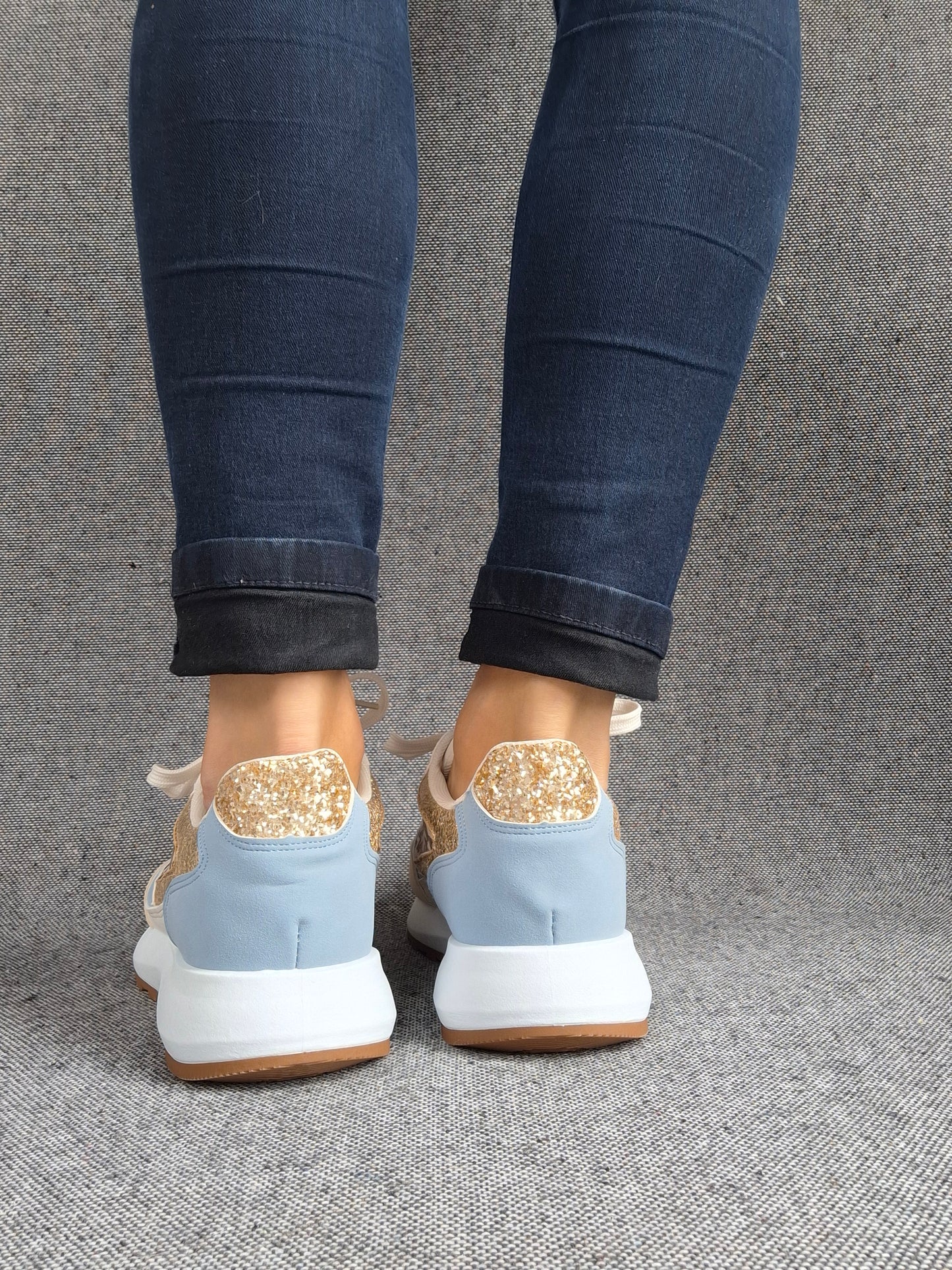 Chaussures baskets bleu clair et blanc avec un motif léopard style sneakers