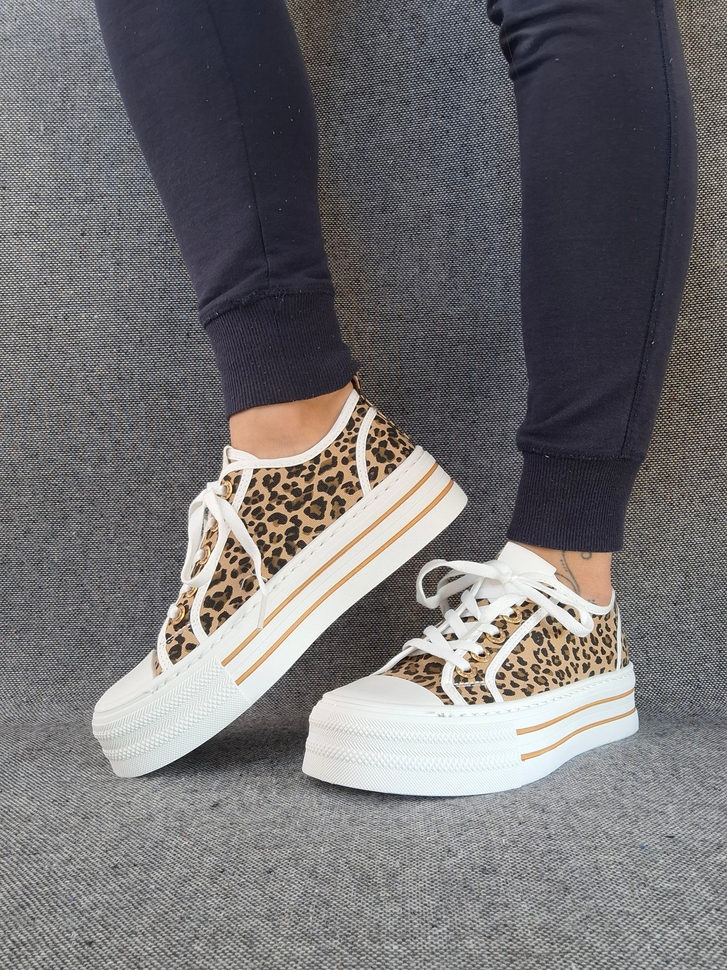 Chaussures baskets blanches à motif léopard semelle compensée style converse