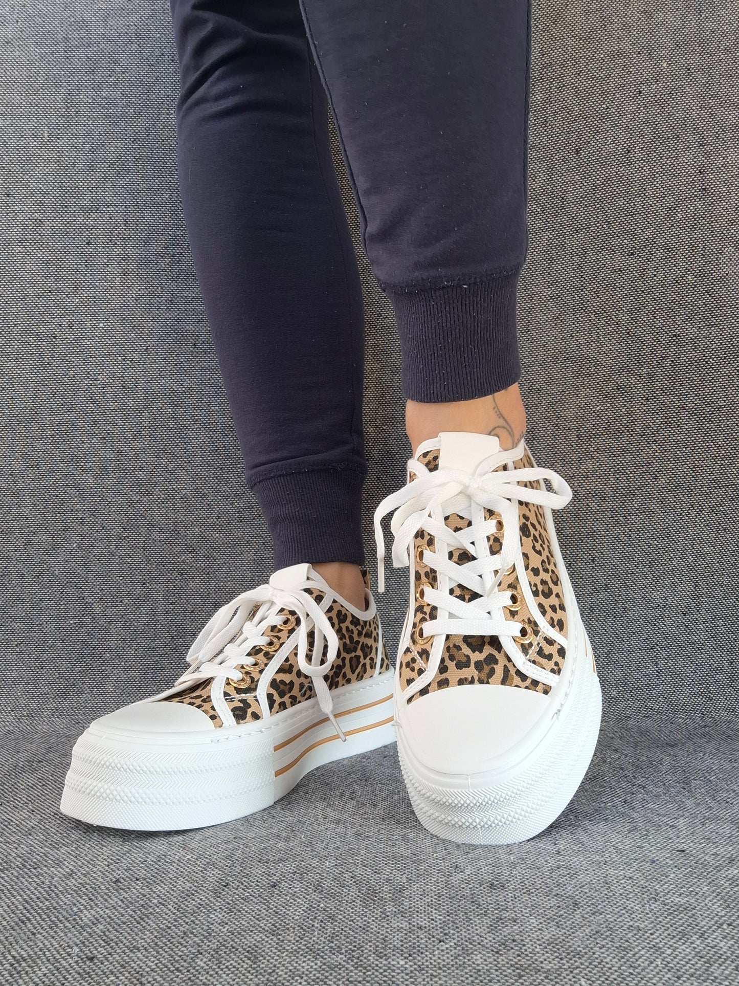Chaussures baskets blanches à motif léopard semelle compensée style converse