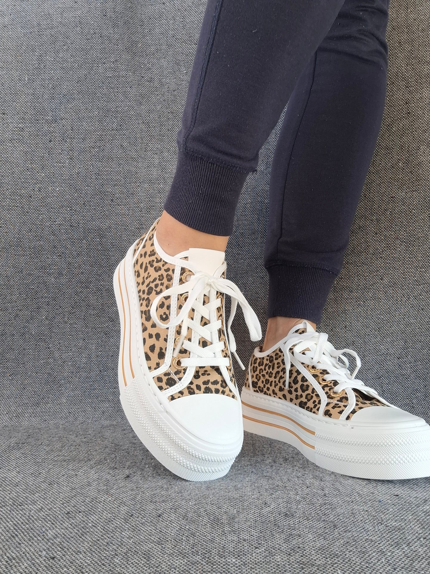 Chaussures baskets blanches à motif léopard semelle compensée style converse