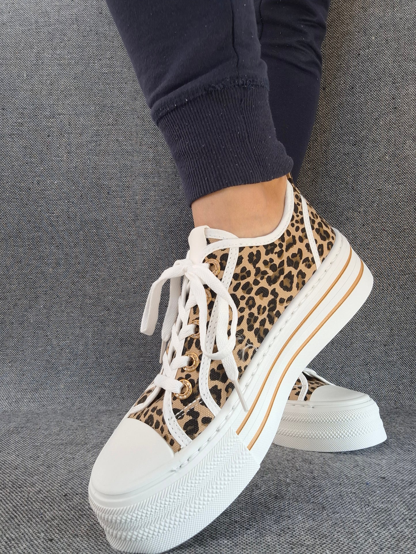 Chaussures baskets blanches à motif léopard semelle compensée style converse
