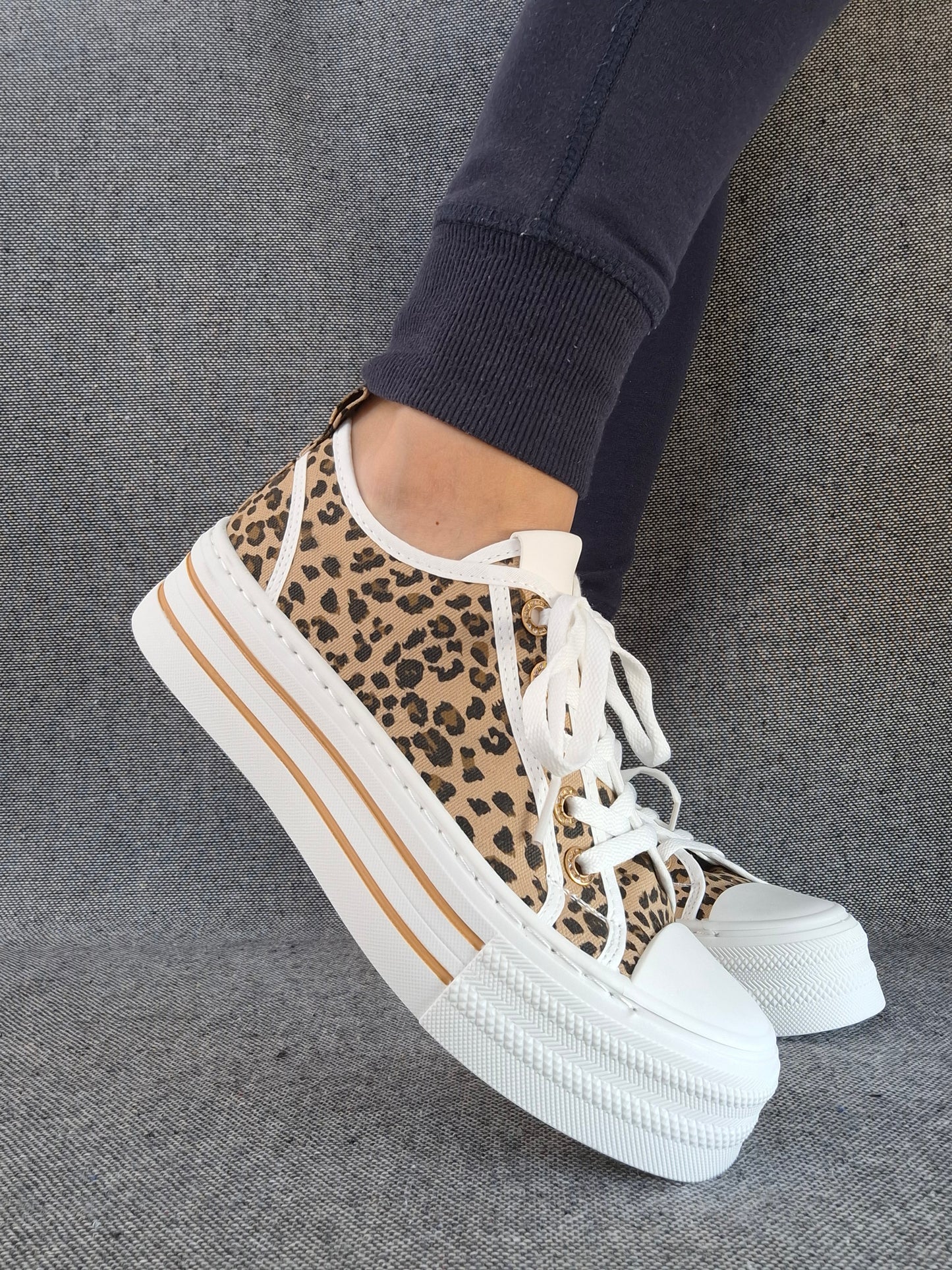 Chaussures baskets blanches à motif léopard semelle compensée style converse