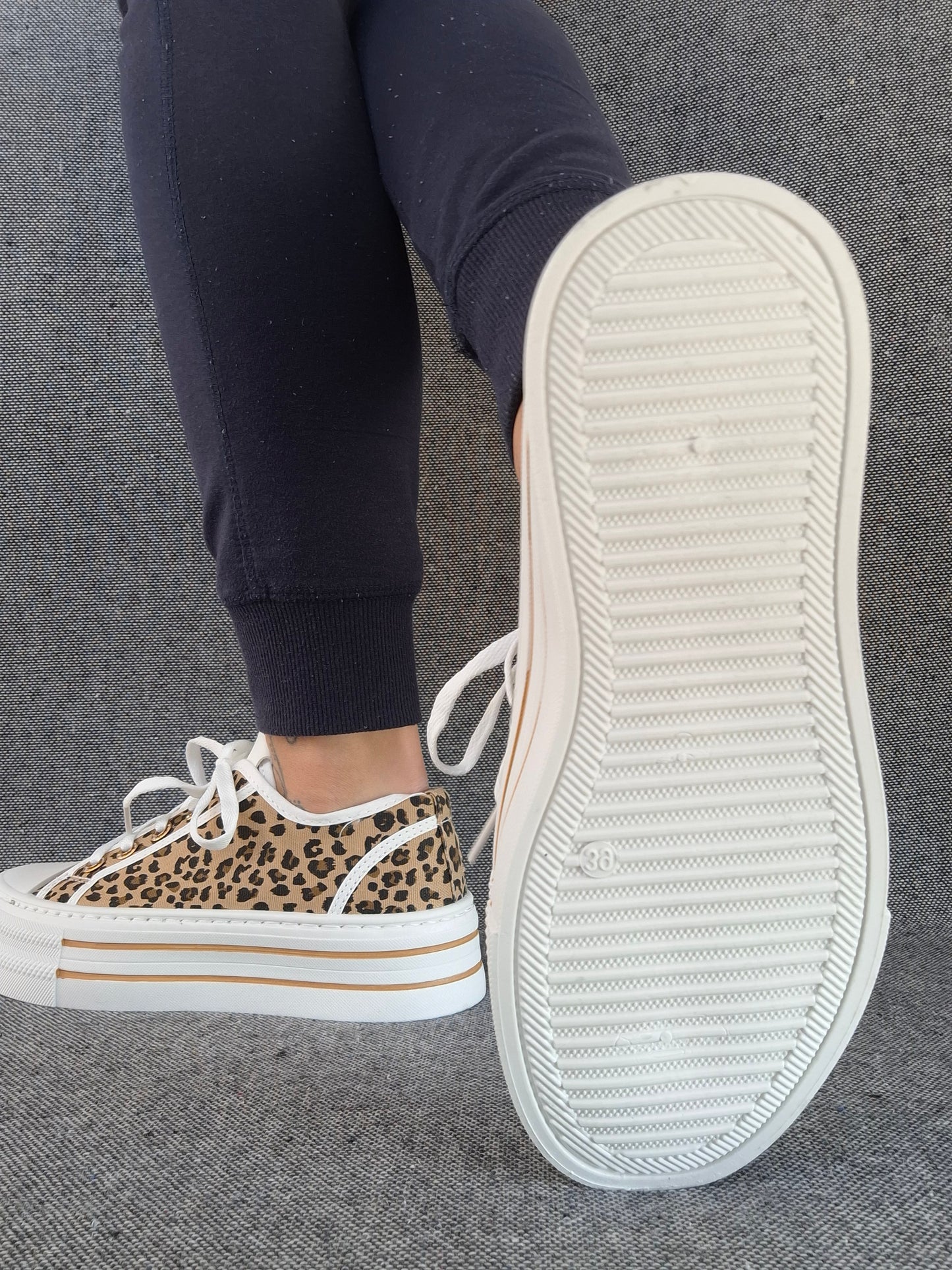 Chaussures baskets blanches à motif léopard semelle compensée style converse