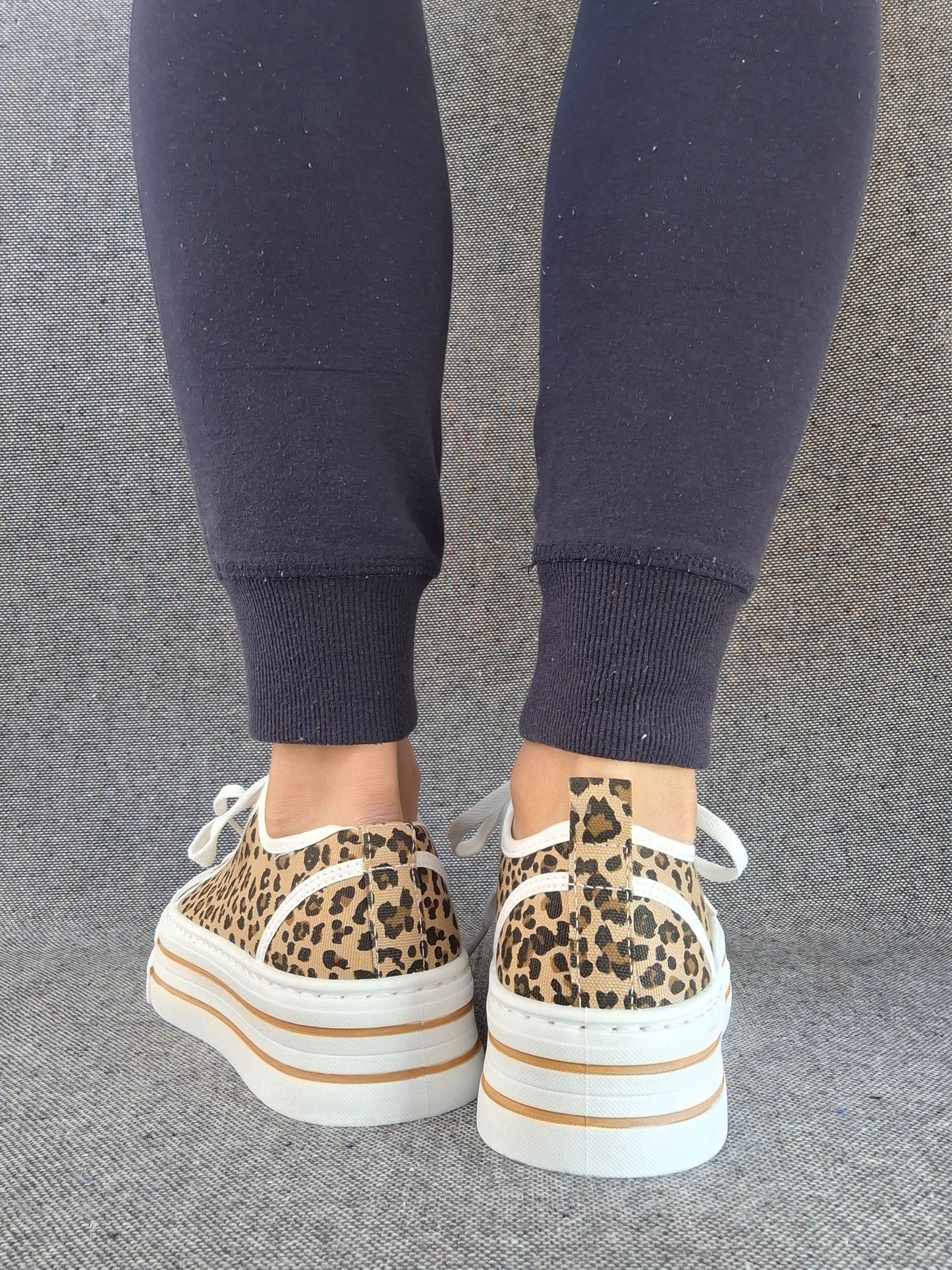 Chaussures baskets blanches à motif léopard semelle compensée style converse