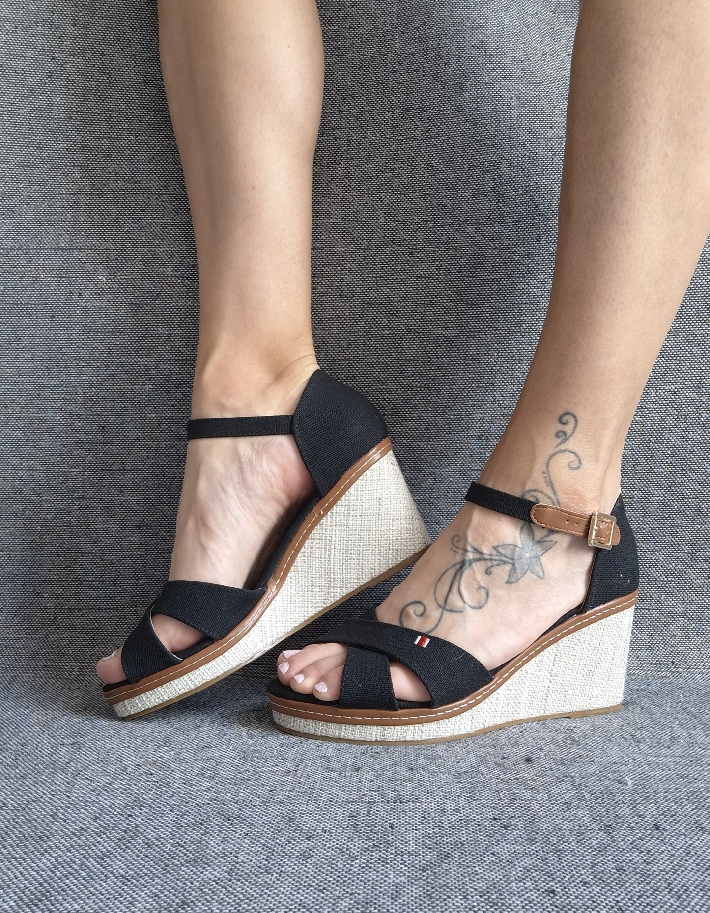 Chaussures sandales compensées tissu à lanières noire et semelle beige