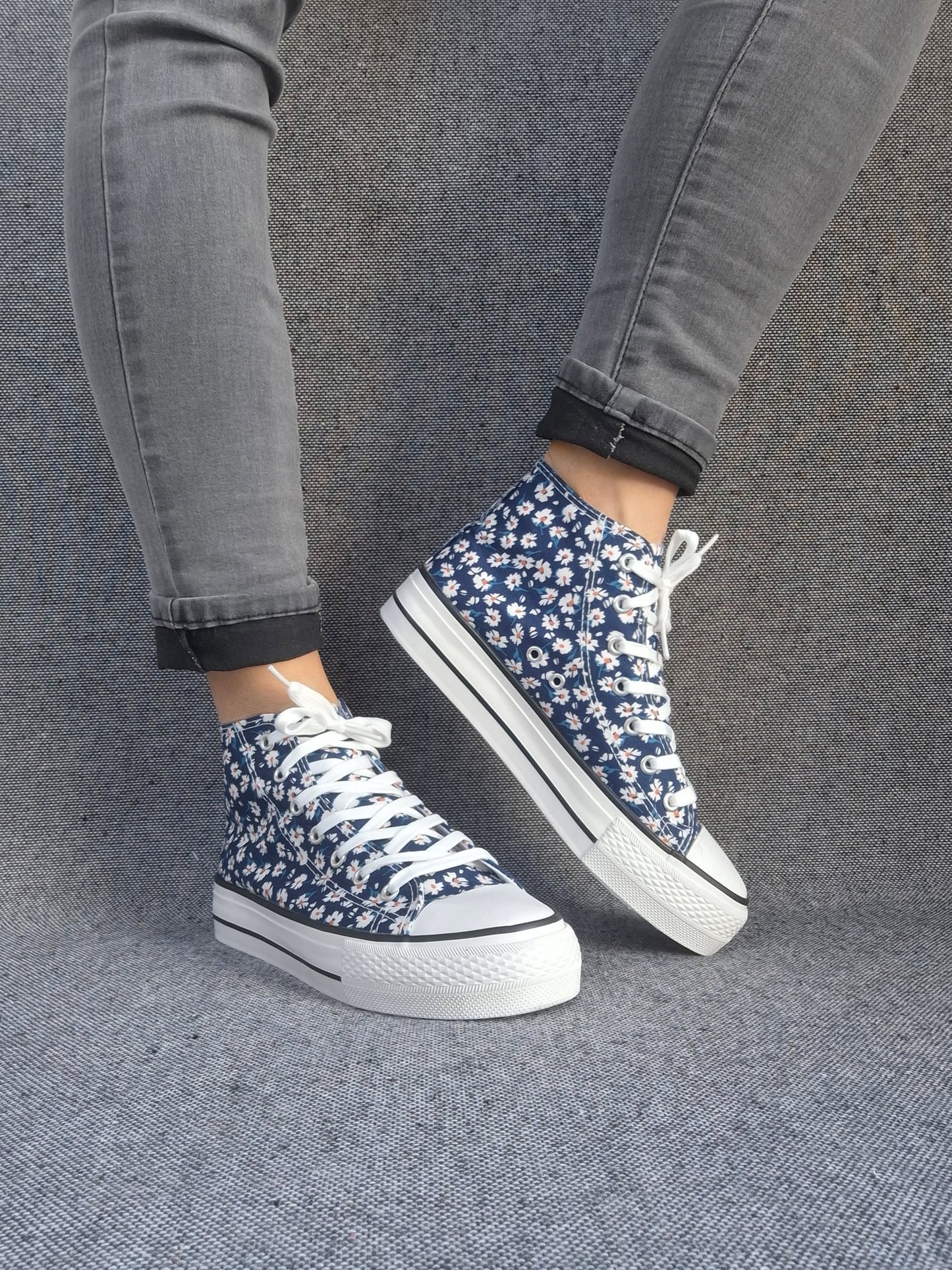 Chaussures baskets hautes motifs liberty fleurs bleu marine en tissu style converse