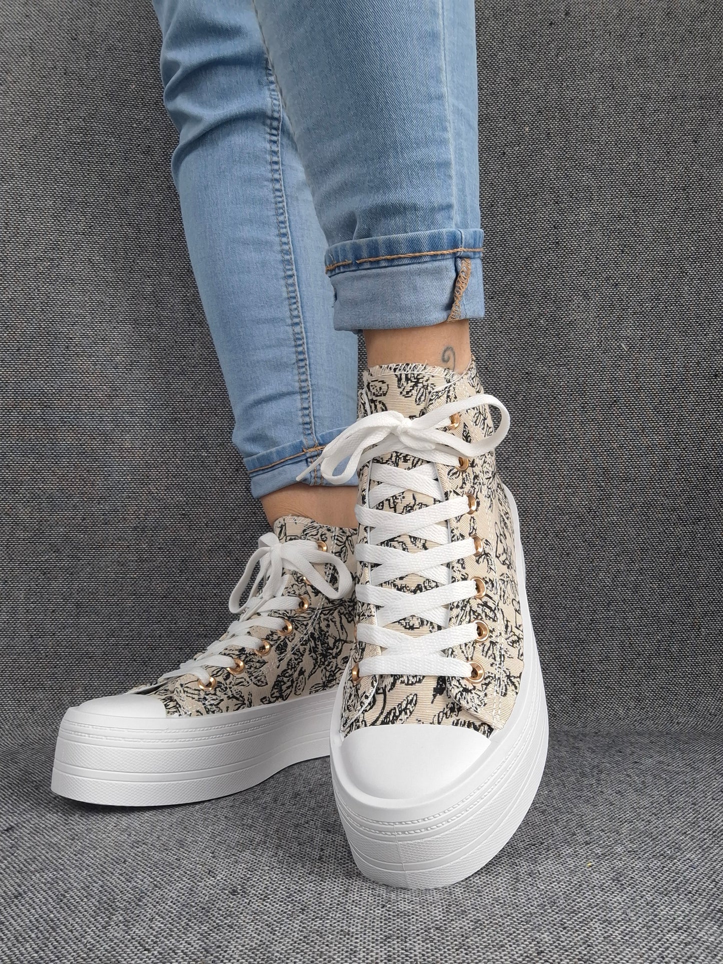Chaussures baskets hautes en tissu toile beige toile de jouy noir semelles compensées