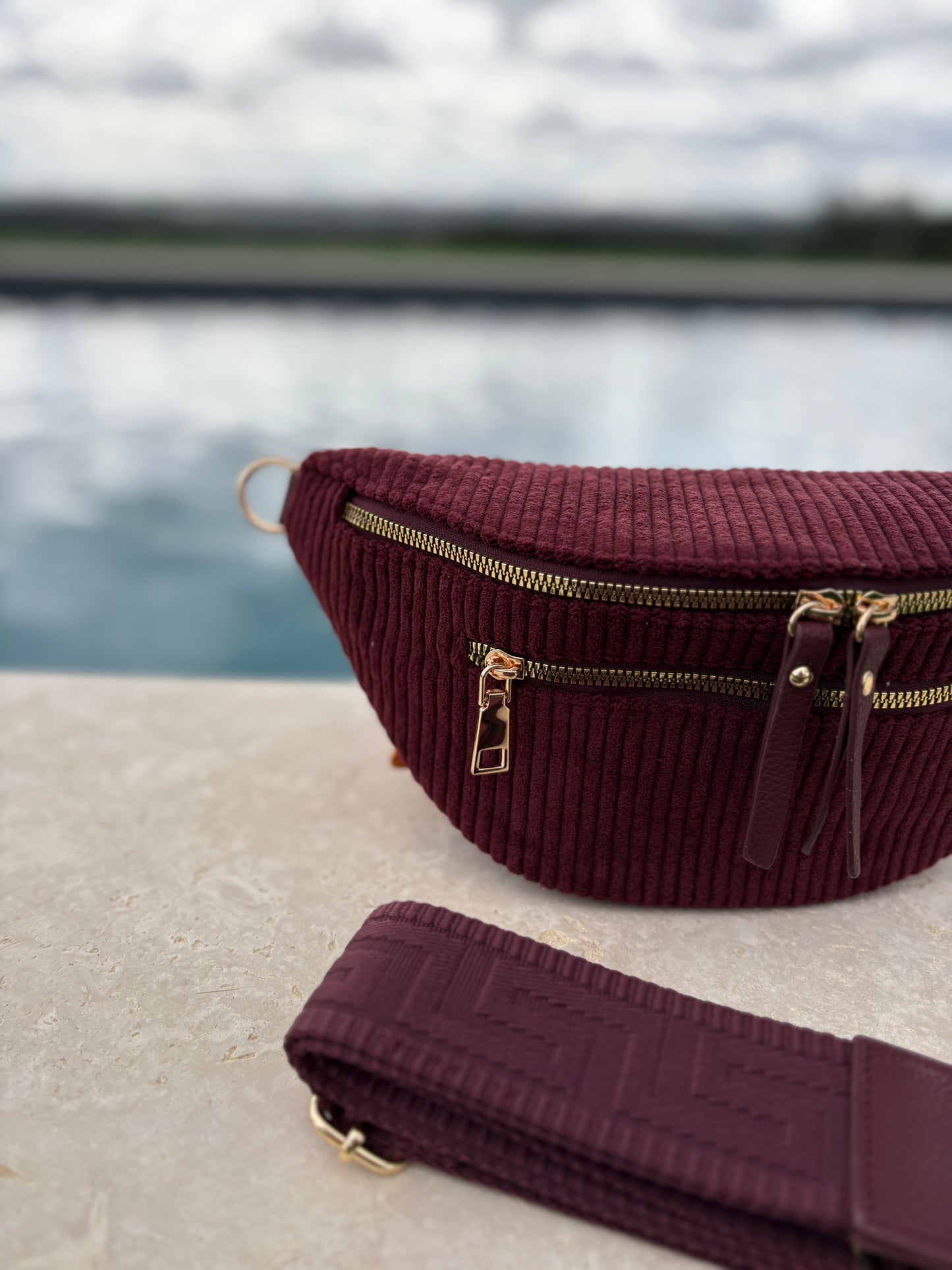Sac banane velours côtelé 2 poches bordeaux sangle fantaisie
