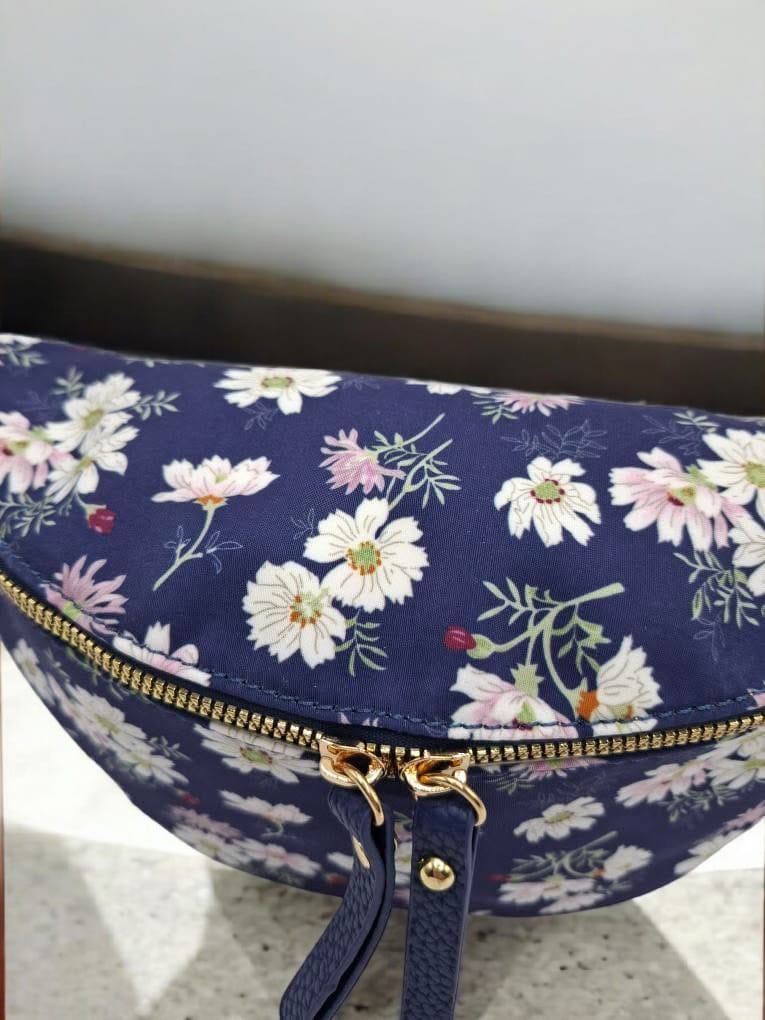 Sac banane en tissu bleu marine motifs fleuris blanc et rose