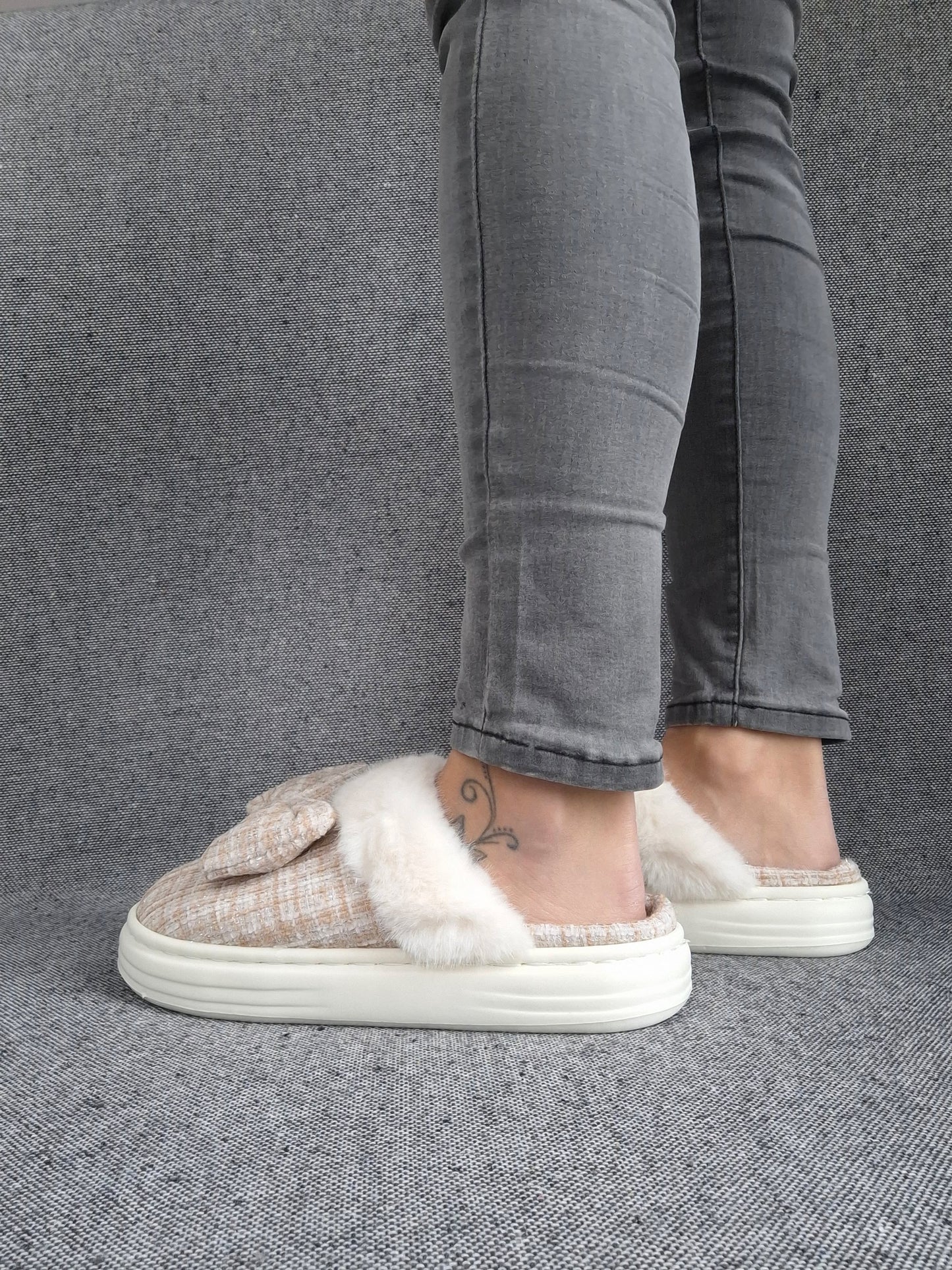 Chaussons fourrés beige et blanc en tissu à carreaux avec noeud