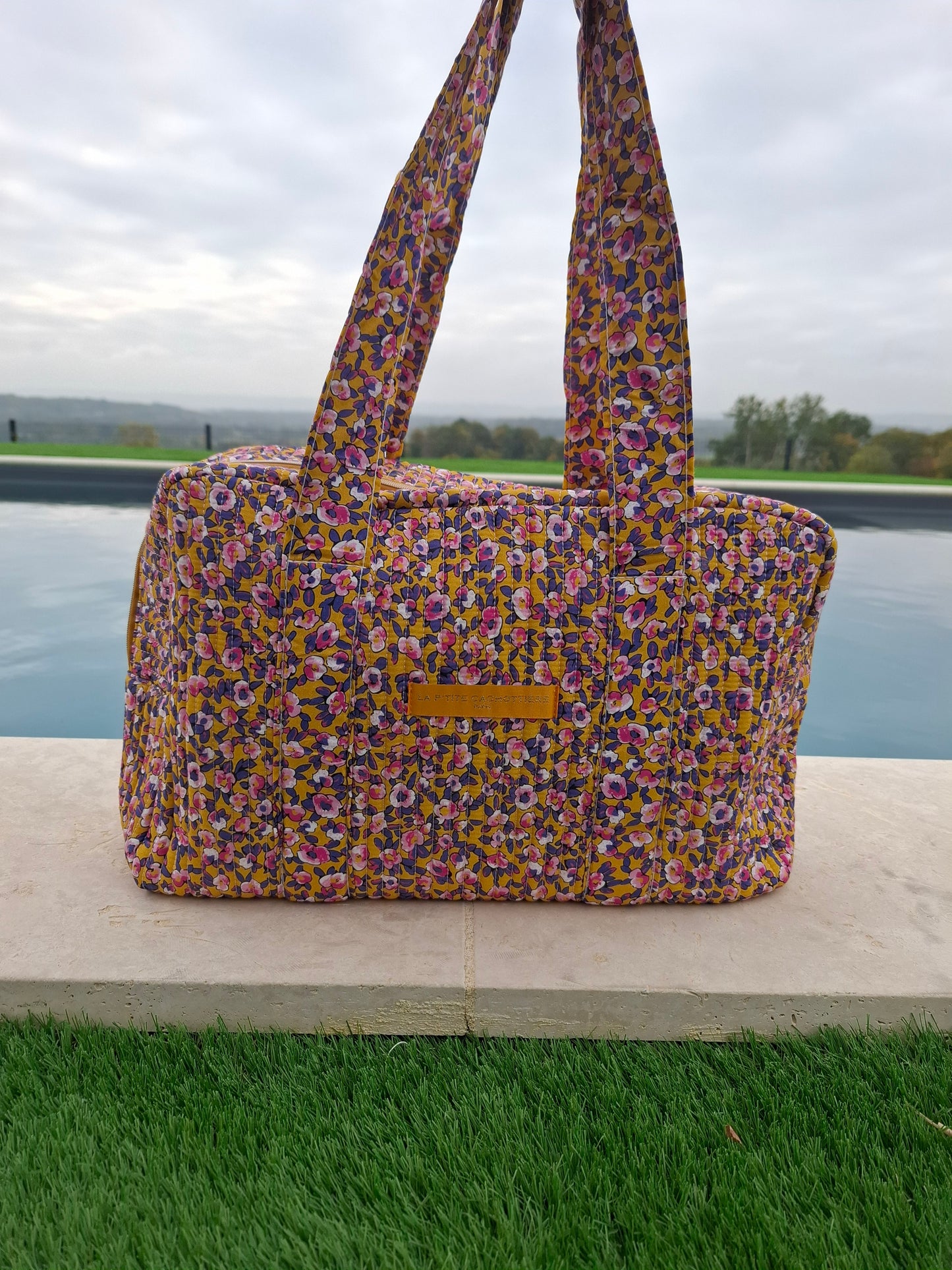 Sac week-end polochon en coton matelassé jaune liberty fleuris rose et violet