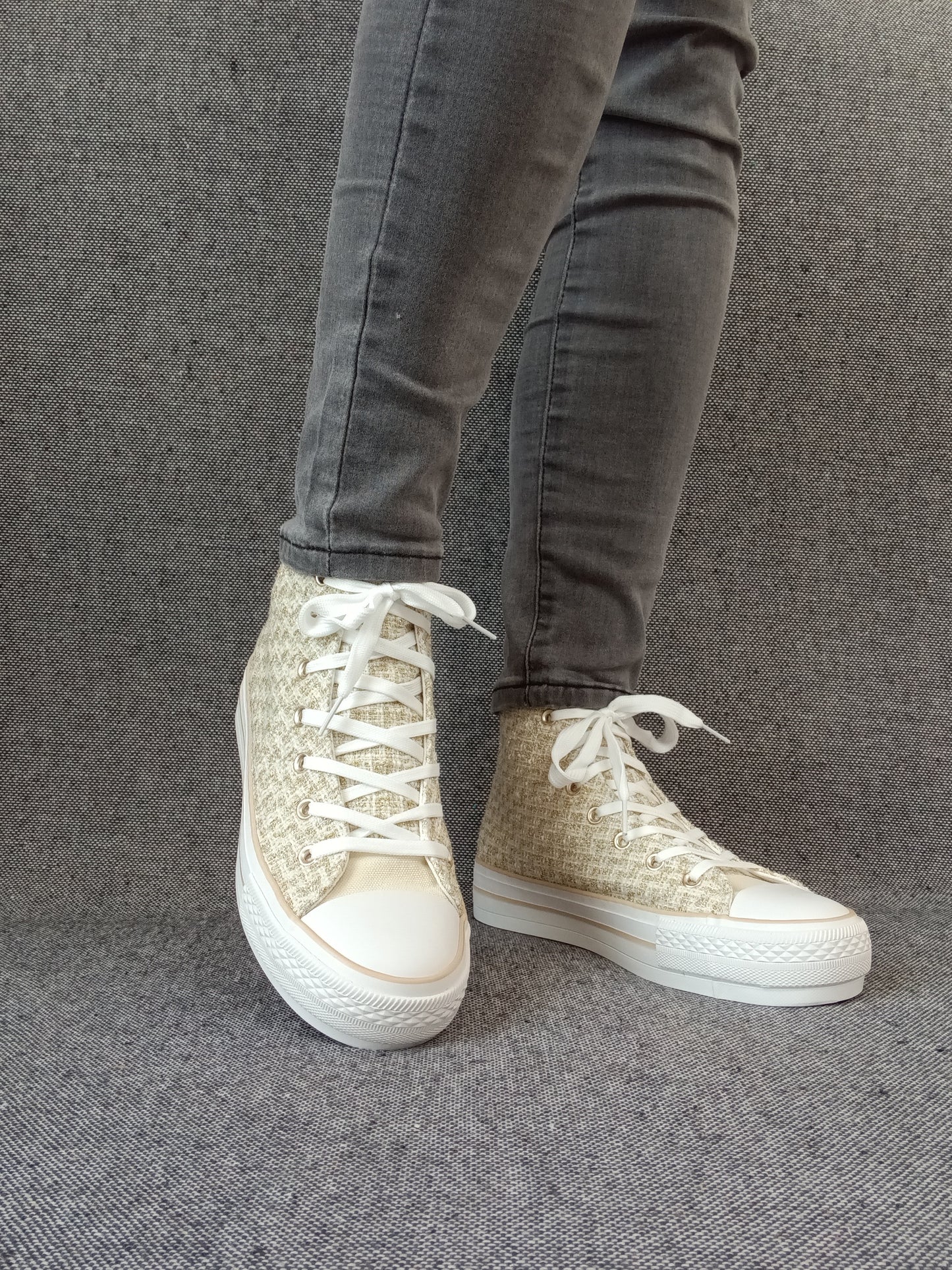 Chaussures baskets hautes en tissu style tressé beige brillant style converse