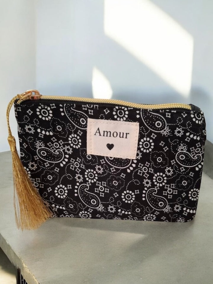 Pochette en tissu noir motifs bandana “Amour”