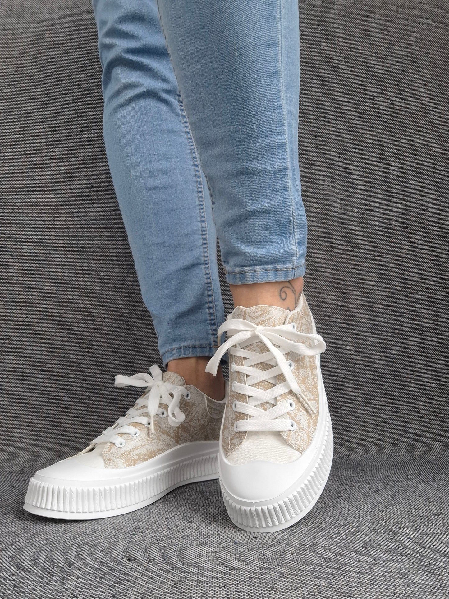 Chaussures baskets basses en simili beige strié et blanc type converse