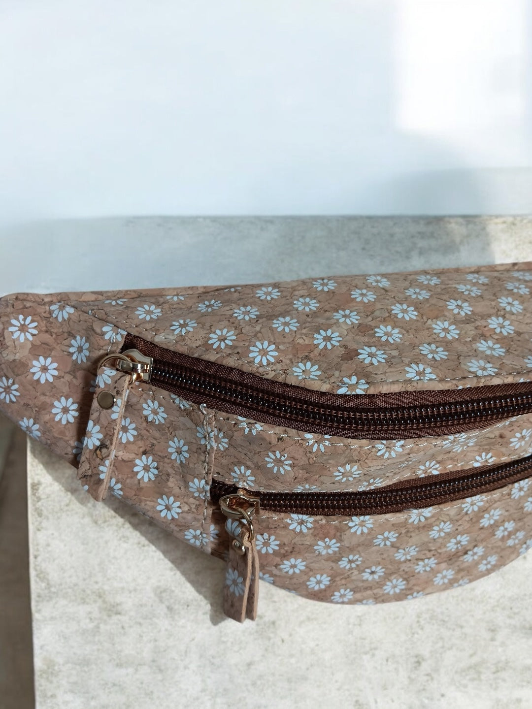 Sac banane en liège motifs « fleurs pâquerettes » - 2 poches