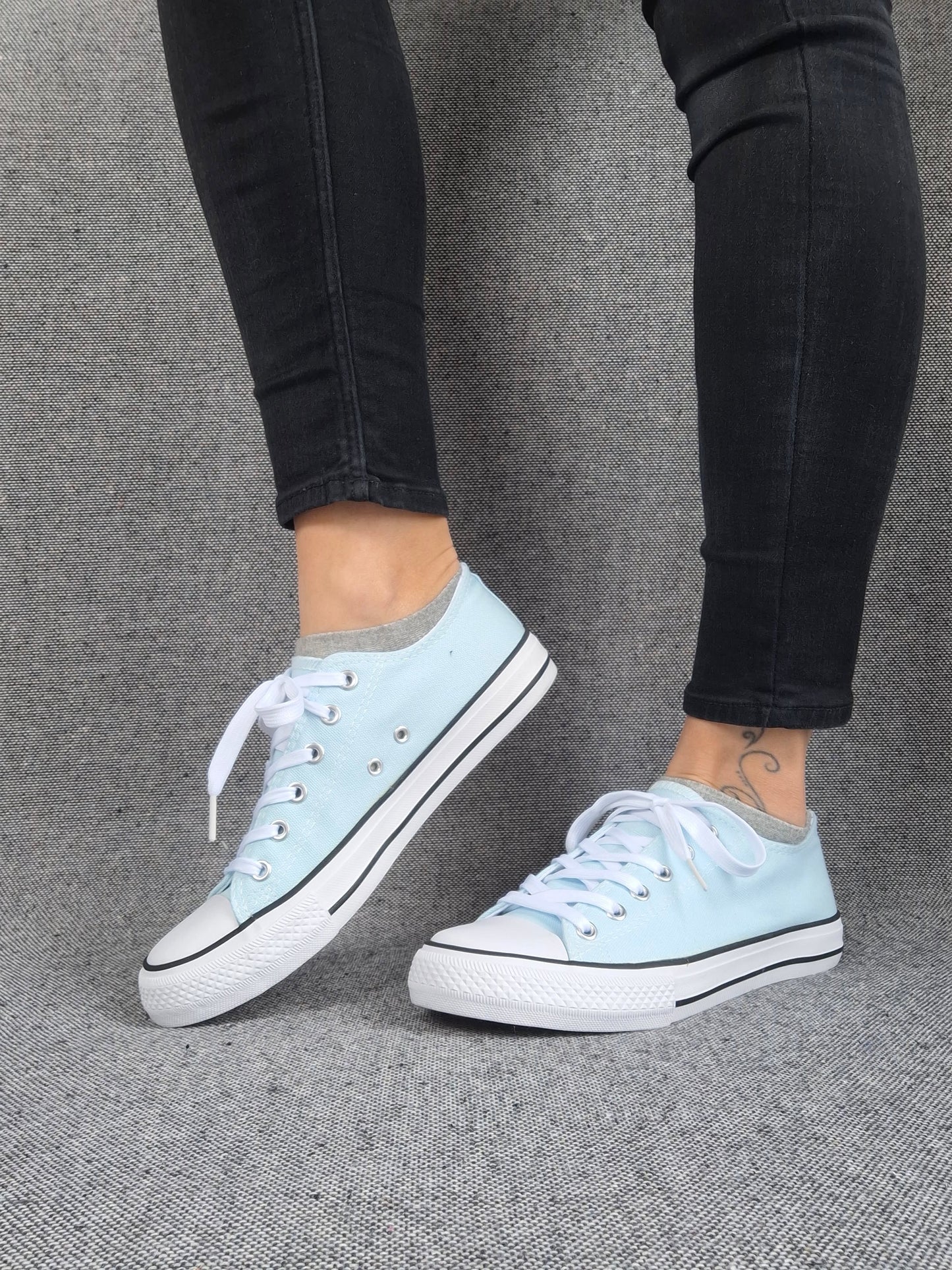 Chaussures baskets basses bleu ciel et blanc type converse