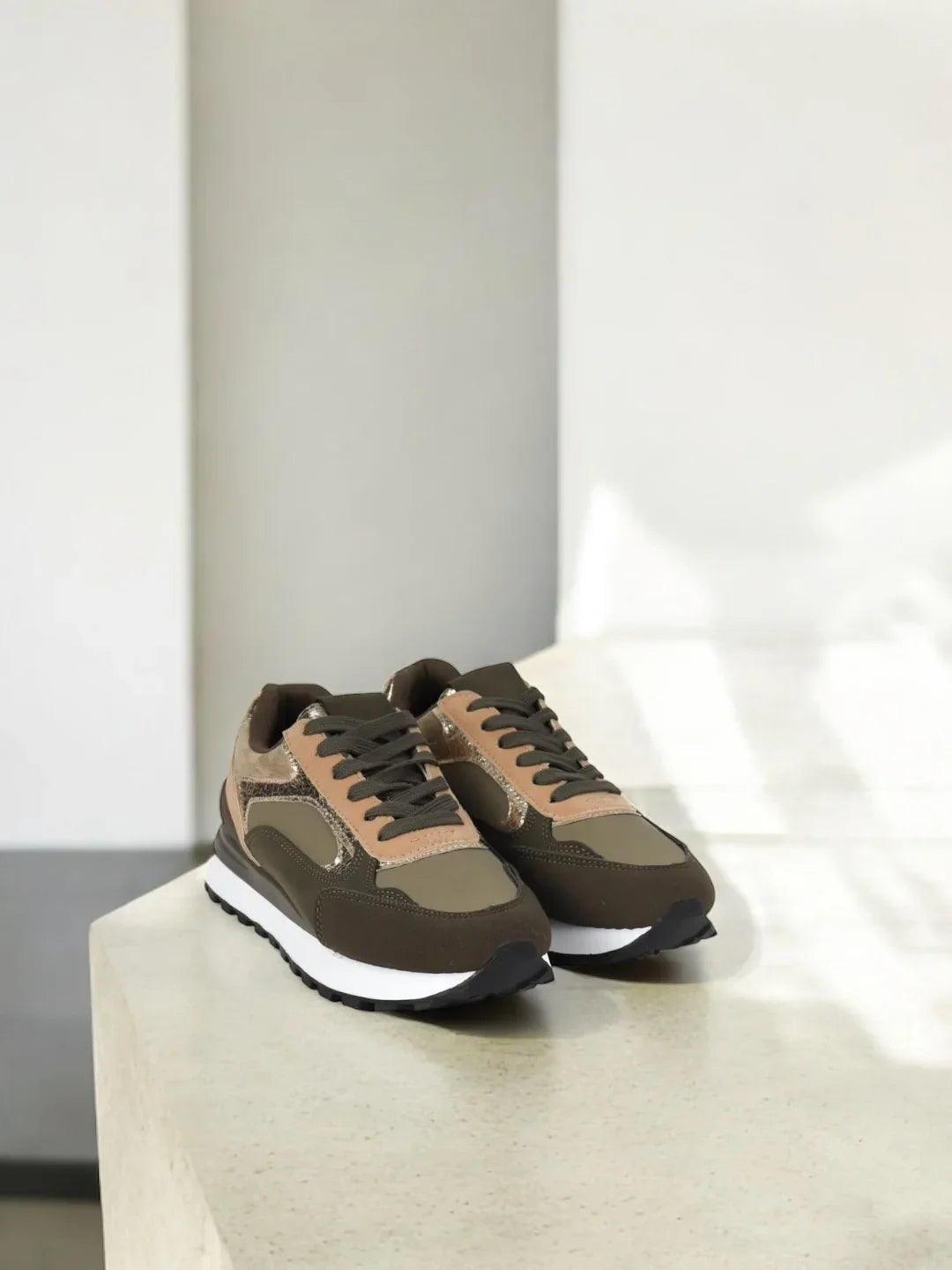 Chaussures baskets tendance kaki clair et kaki foncé style sneakers