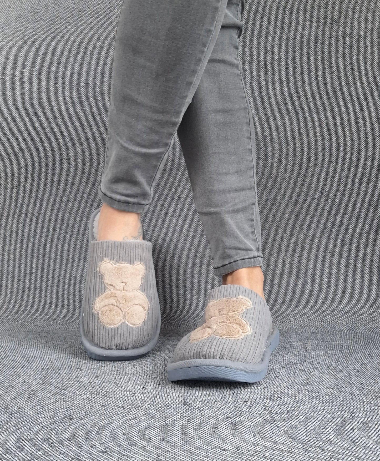 Chaussons fourrés gris en tissu avec motif ours beige