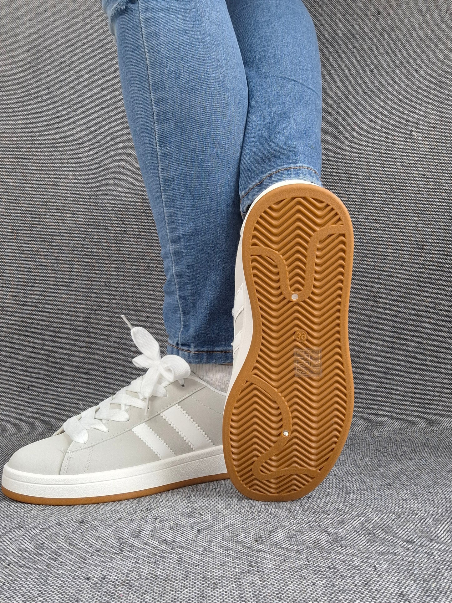 Chaussures baskets basses grises à rayures blanches style sneakers